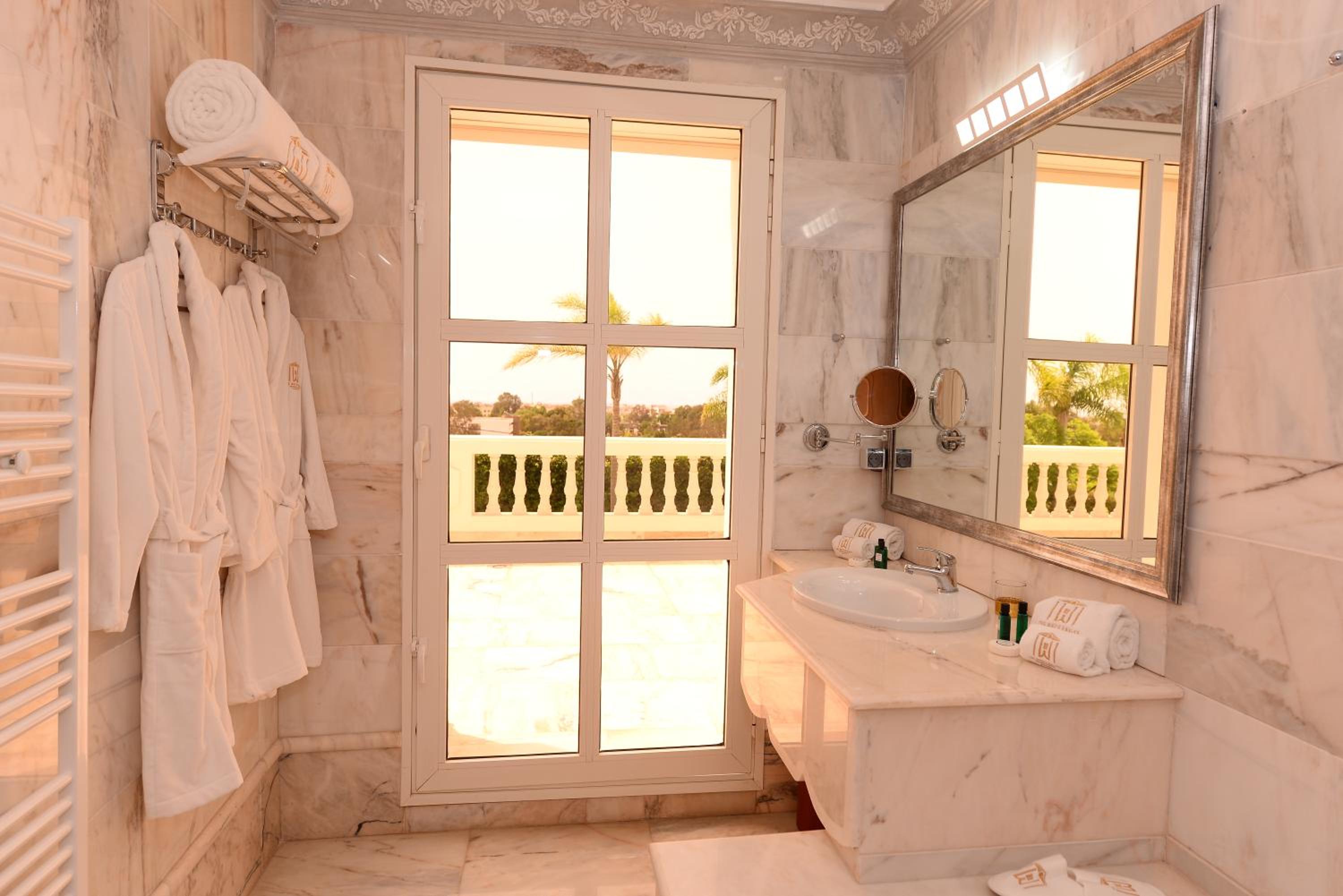 King Room with Pool View - Photo 8