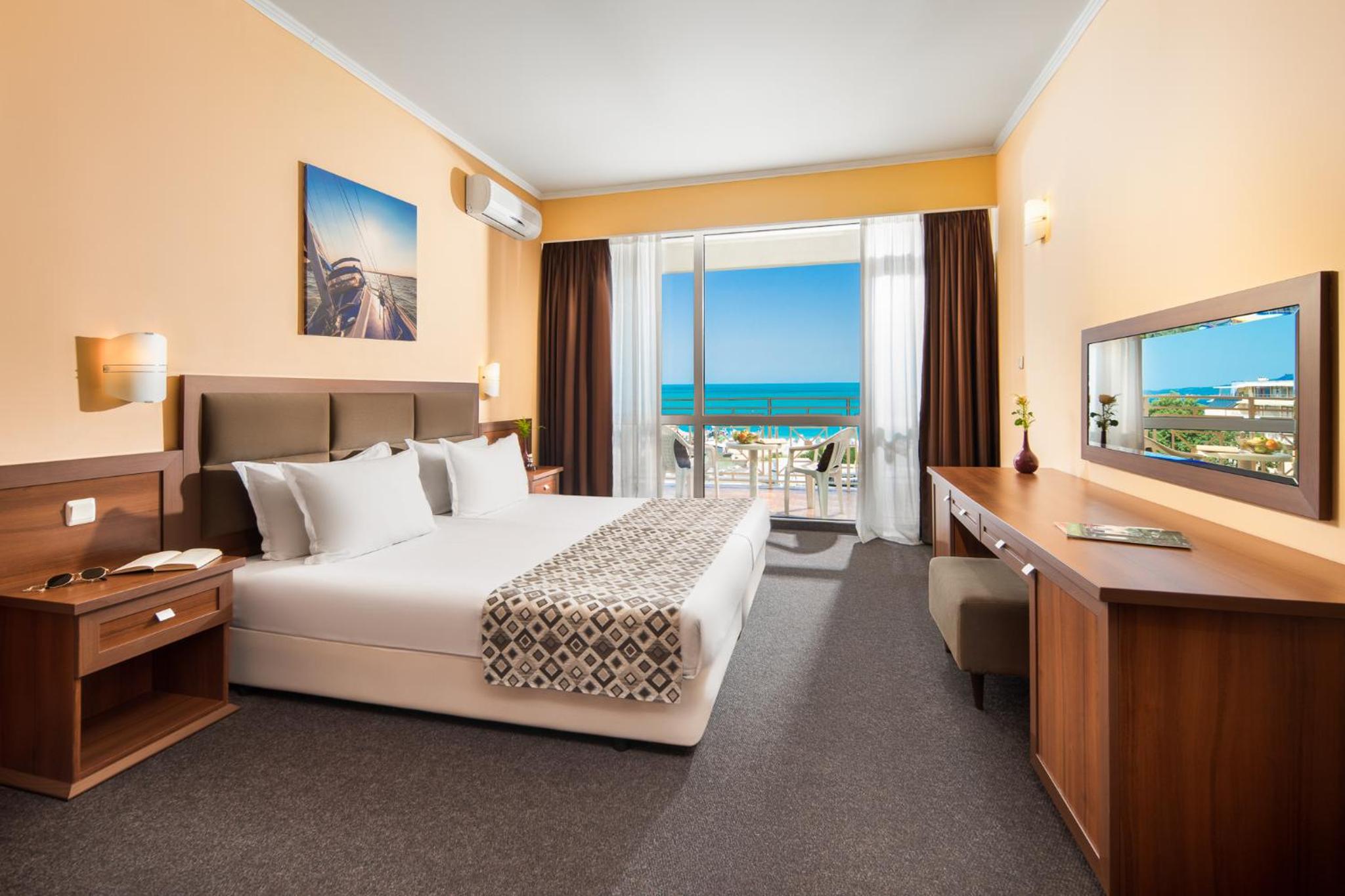 One-Bedroom Suite with Sea View and Balcony - Free Pool Access & Free WiFI