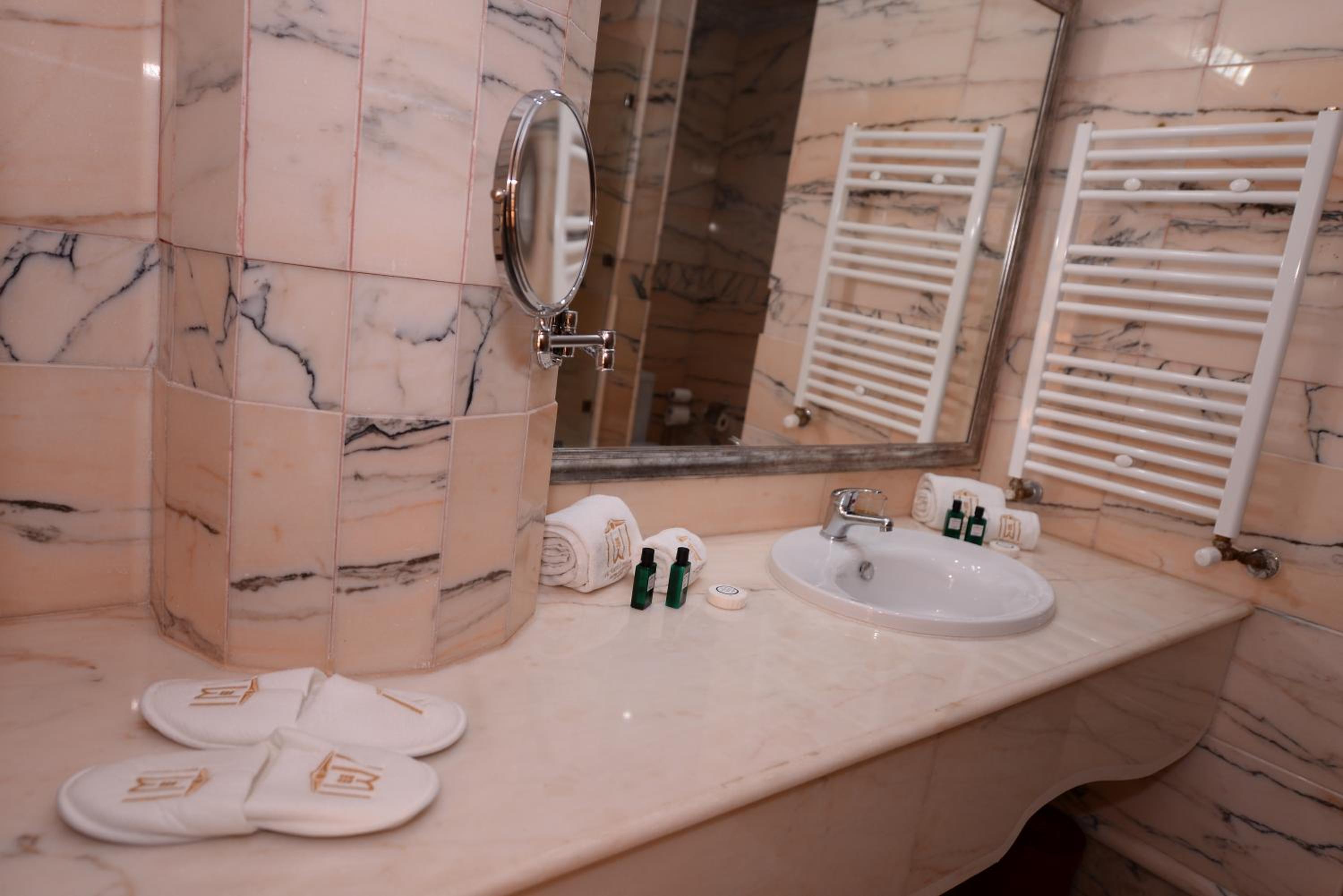 Queen Suite with Pool View - Photo 5