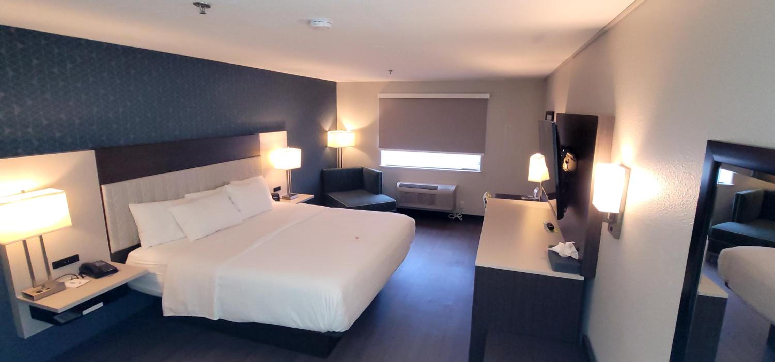 King Room - Non-Smoking - Photo 7
