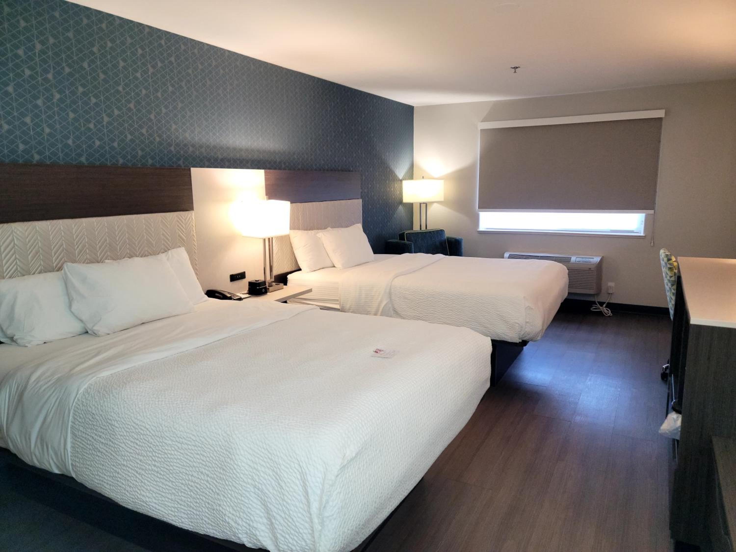Queen Room with Two Queen Beds - Non-Smoking - Photo 6