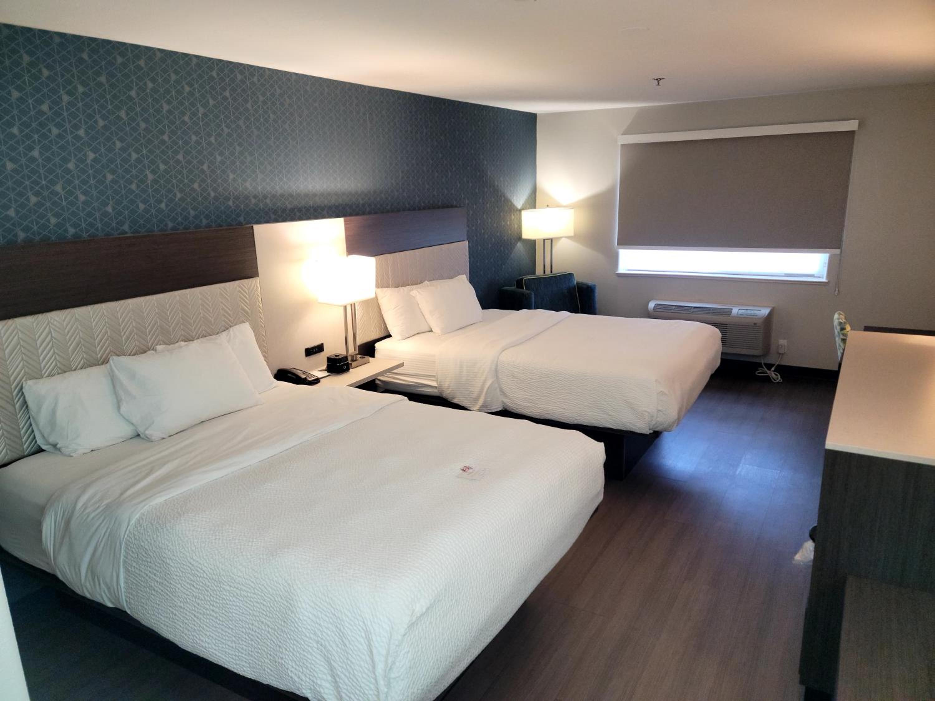Queen Room with Two Queen Beds - Non-Smoking - Photo 5