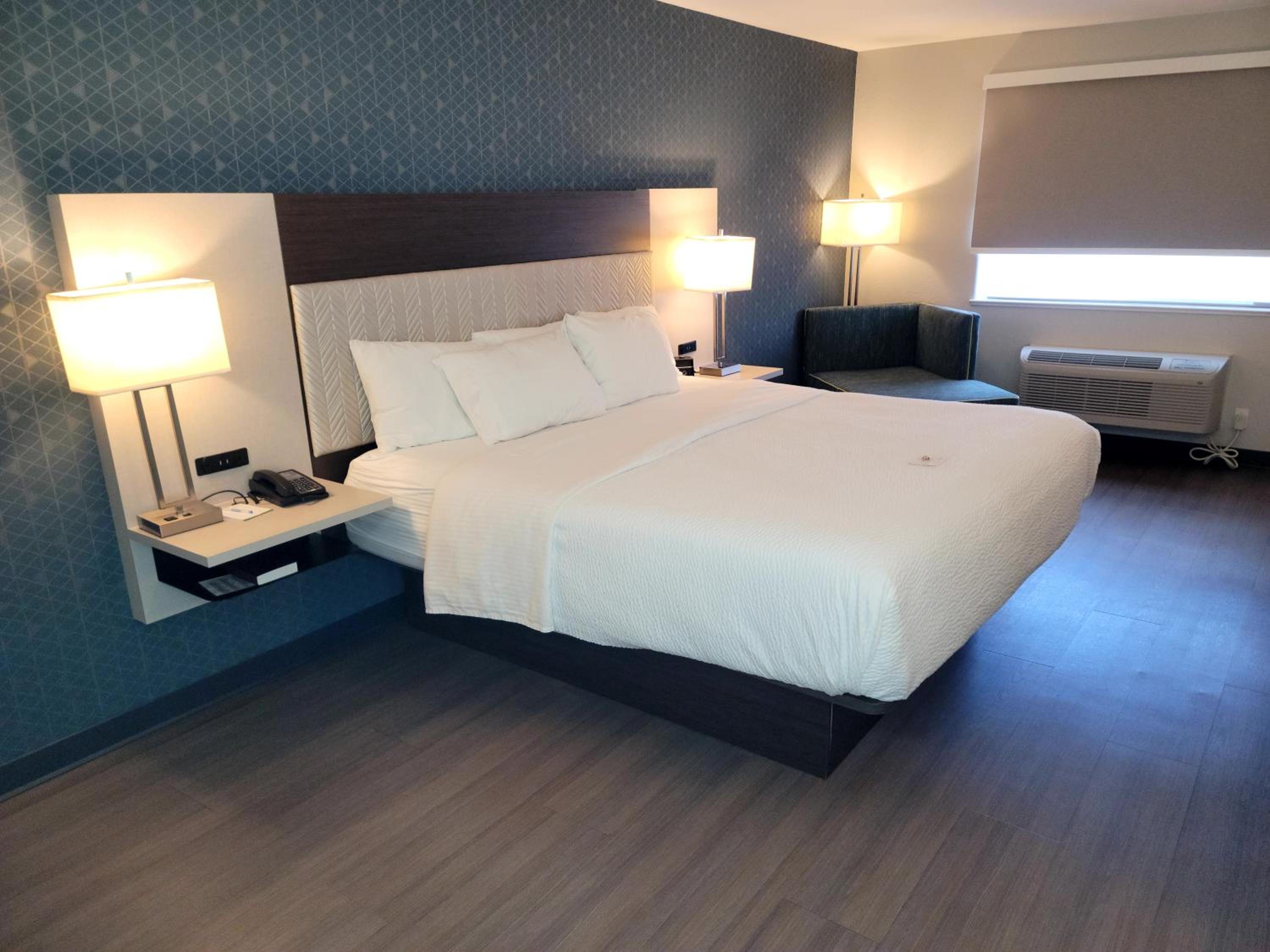 King Room - Non-Smoking - Photo 6