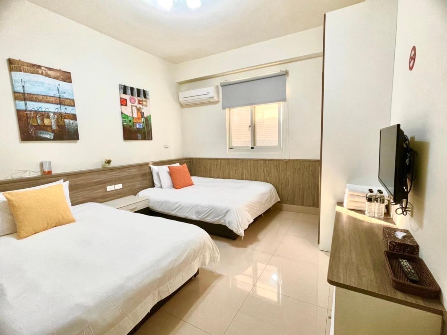 Quadruple Room with Private Bathroom photo 2