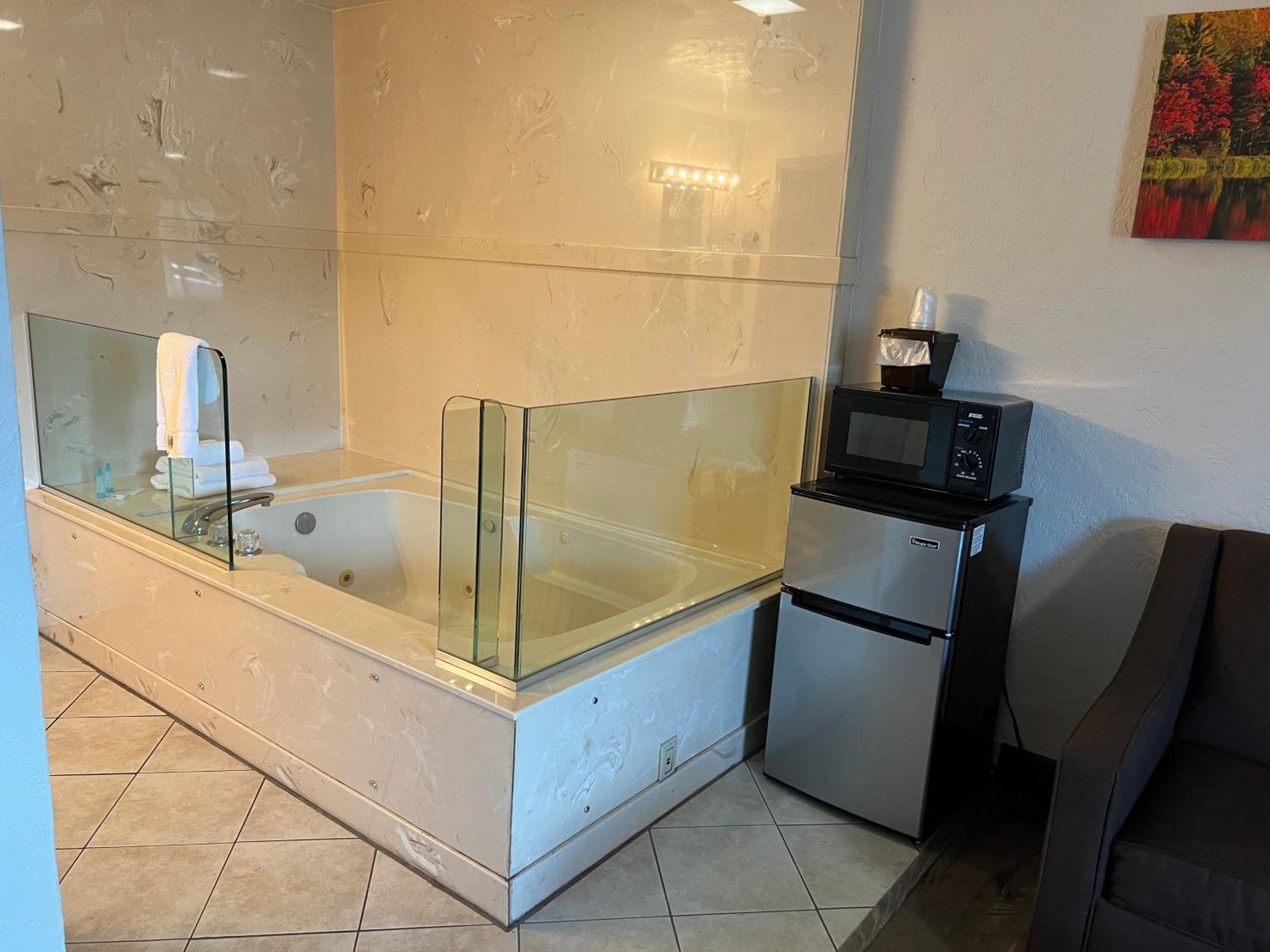 Suite with Hot Tub - Photo 3