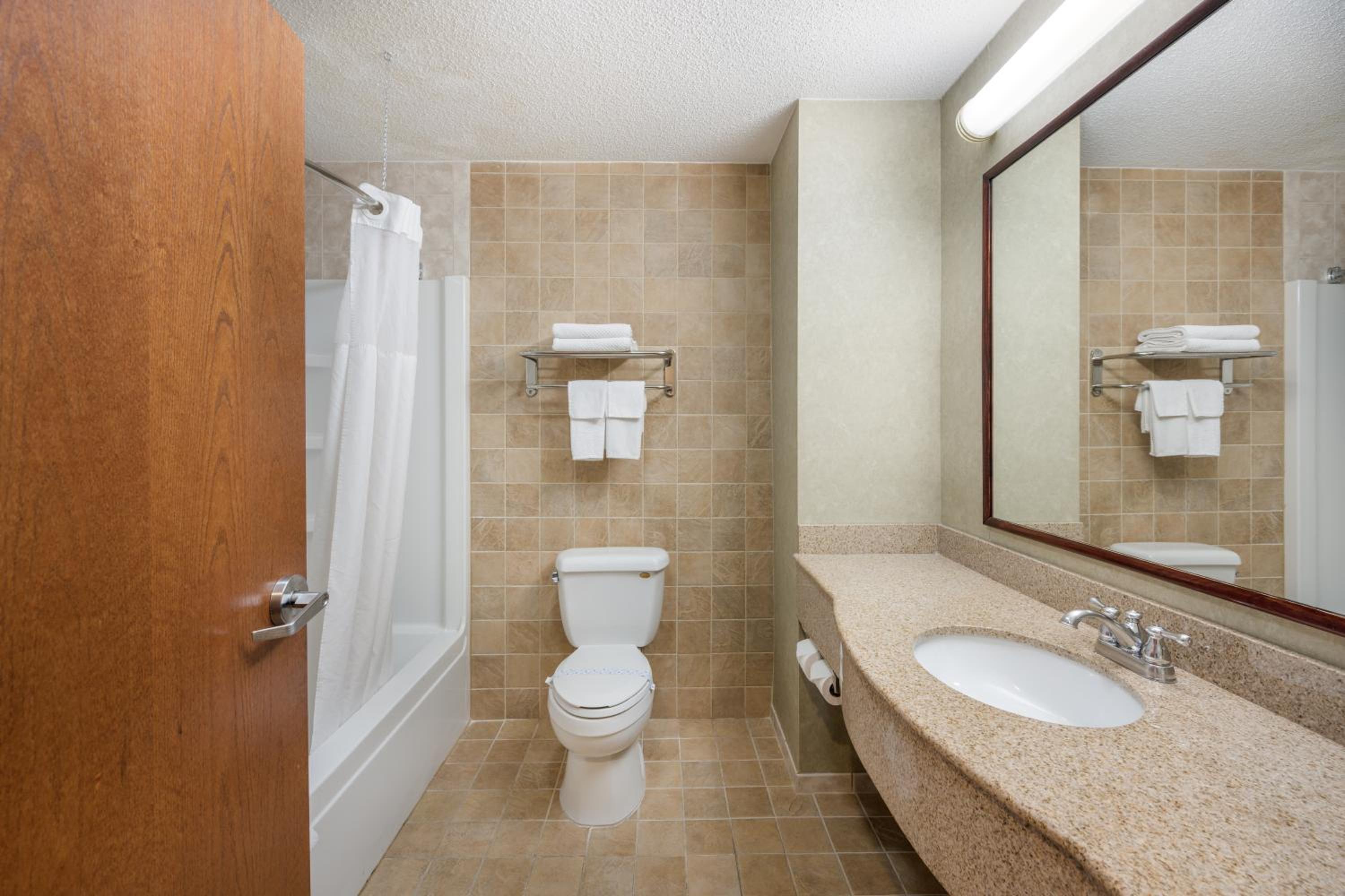 Queen Room with Two Queen Beds - Disability Access/Non-Smoking - Photo 4