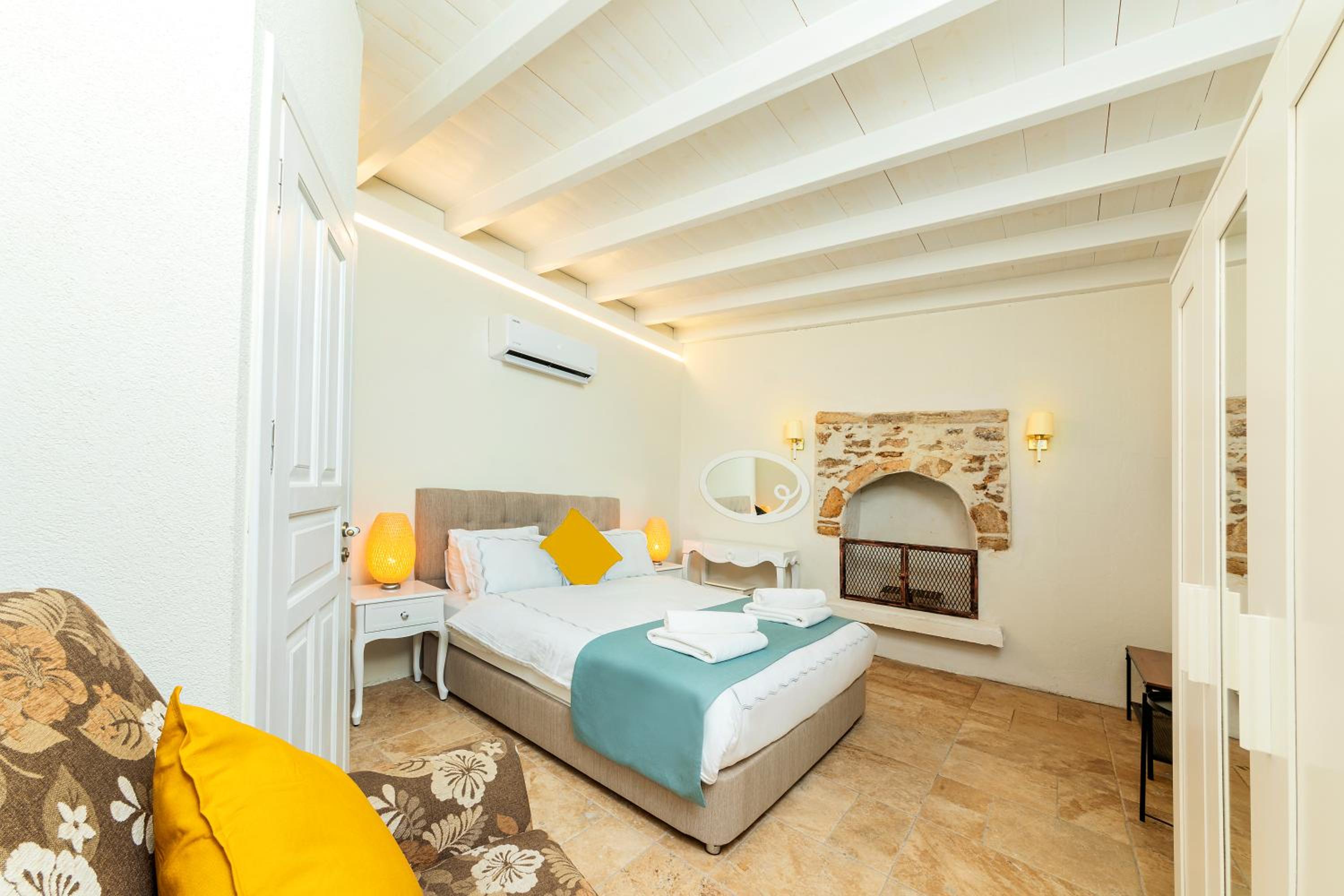 Suite - Photo 1