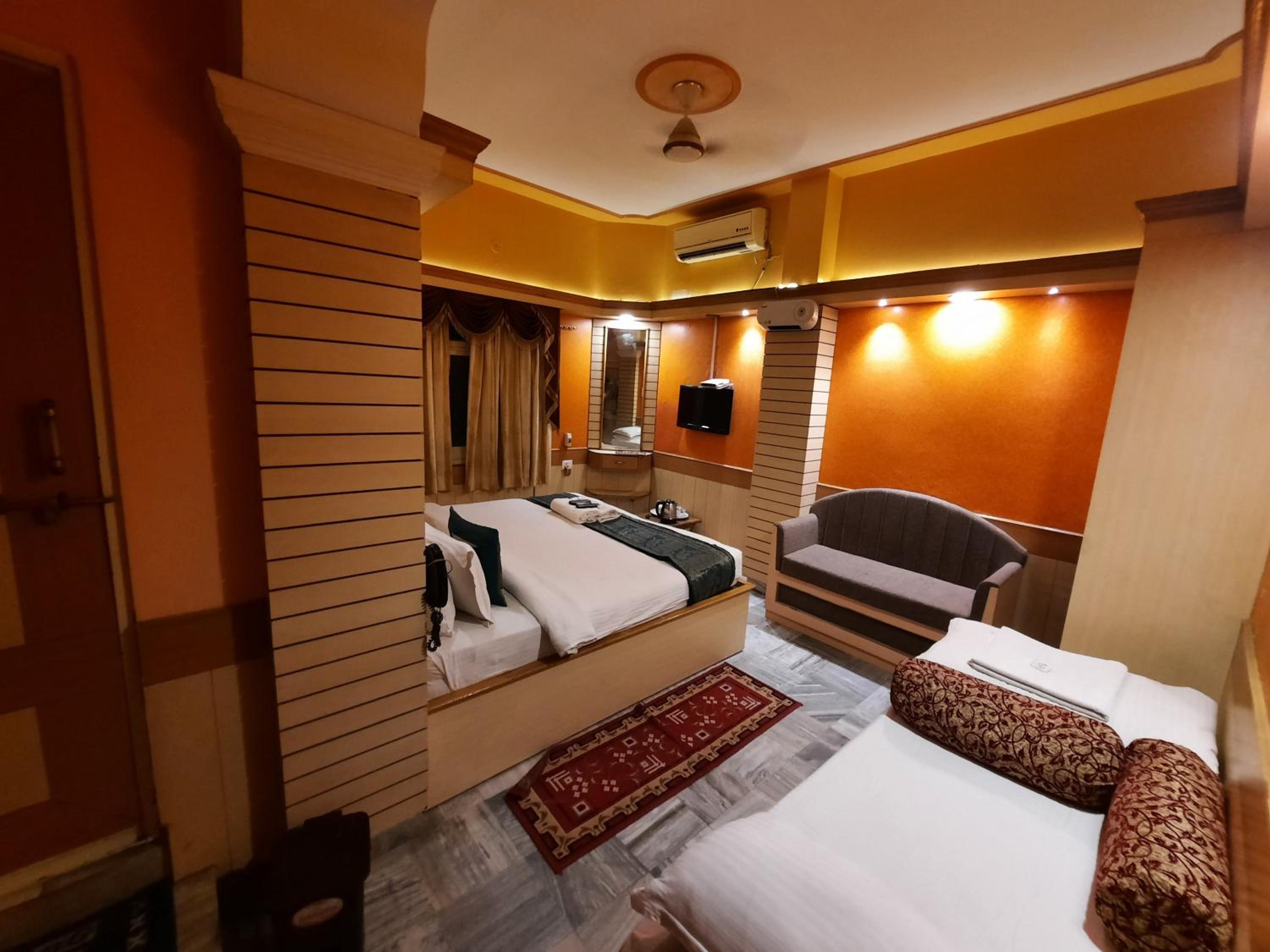 Deluxe Triple Bed Room City View - Photo 32