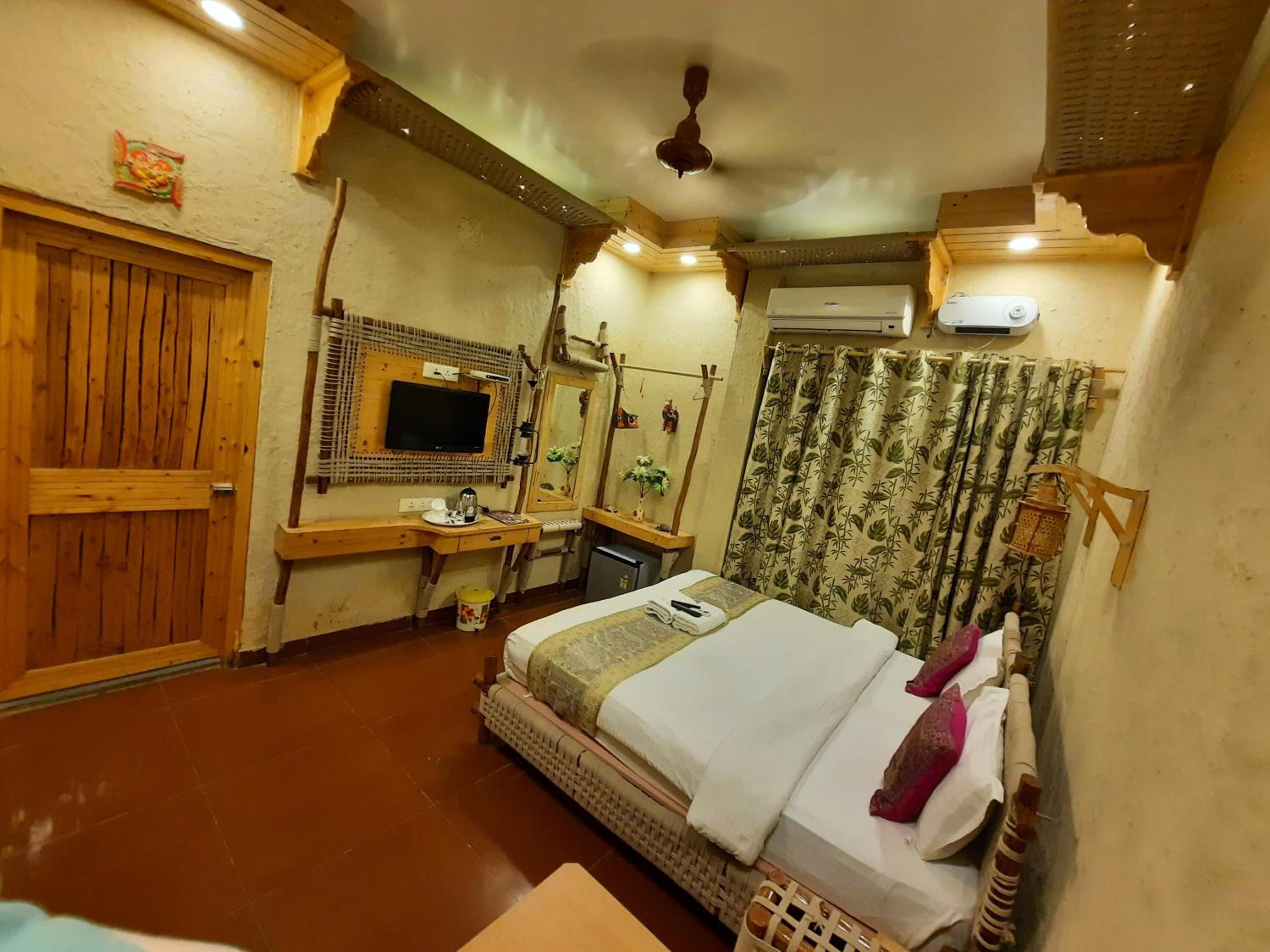 Deluxe Double Bed City View - Photo 28