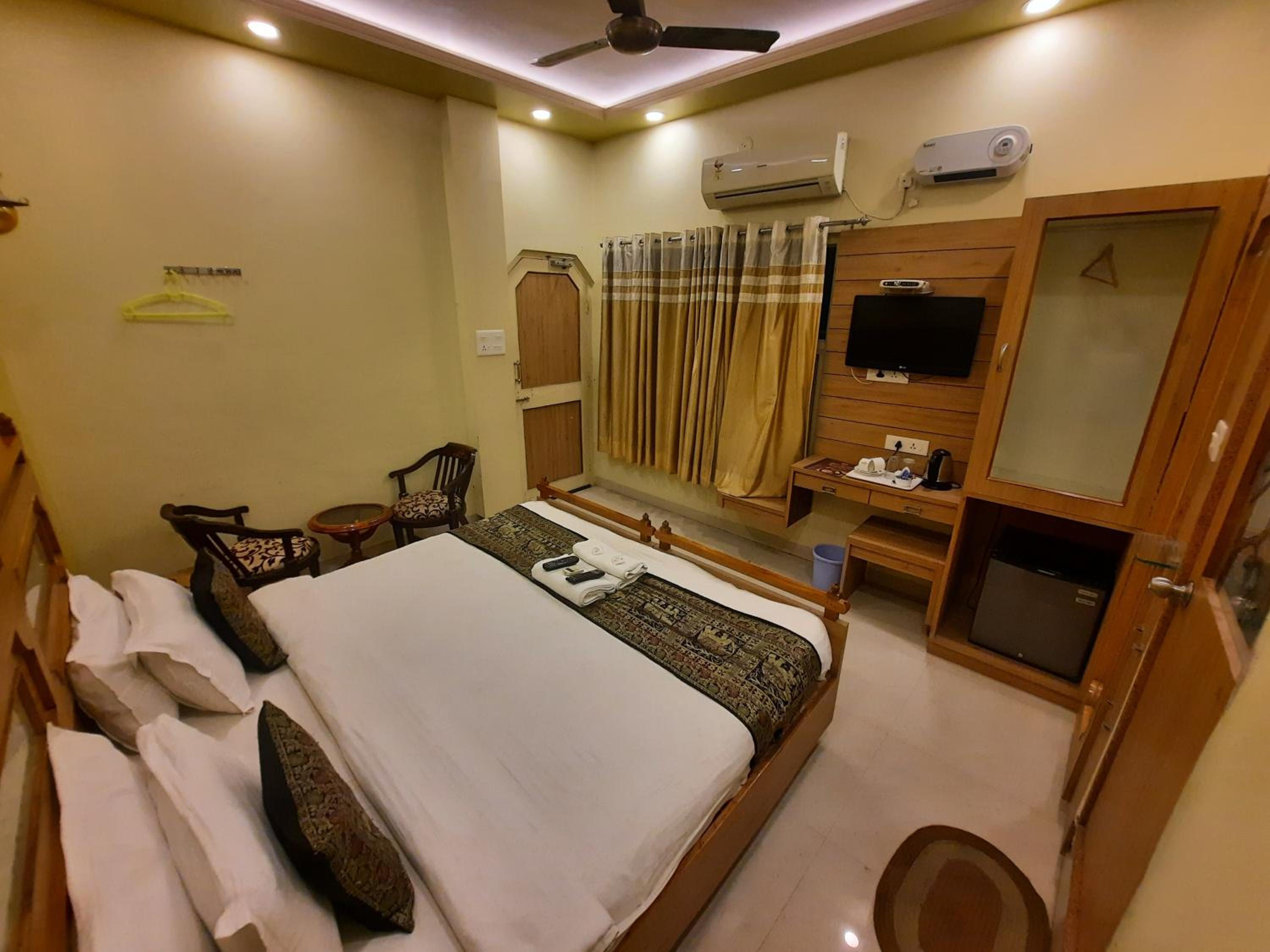 Deluxe Double Bed City View - Photo 1
