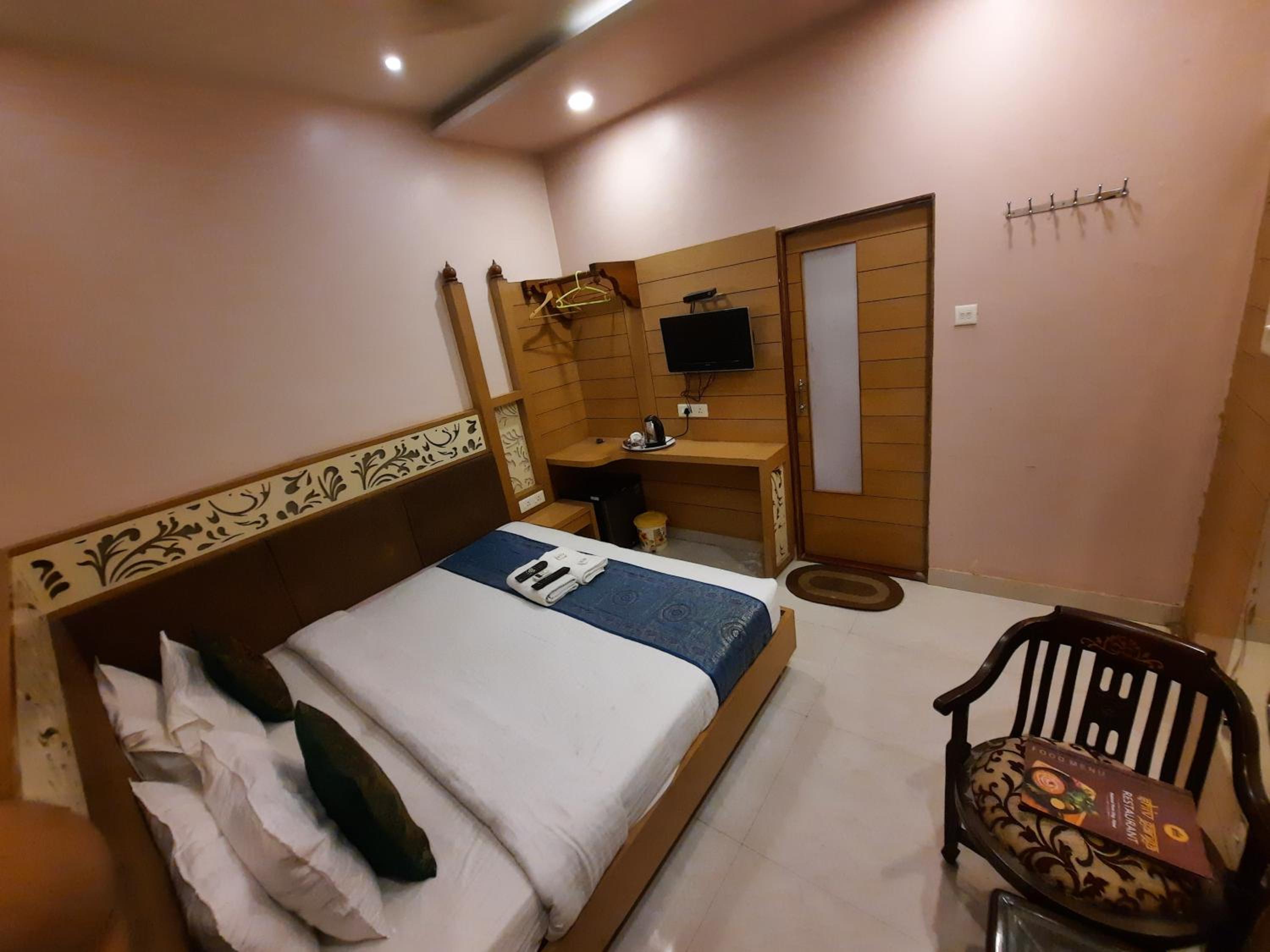 Deluxe Double Bed City View - Photo 24