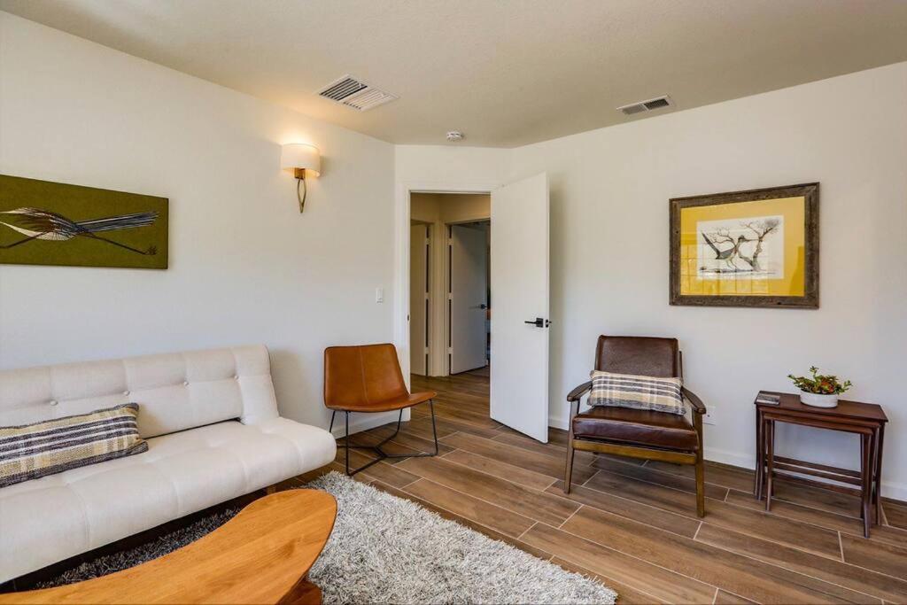 Two-Bedroom House - Photo 5
