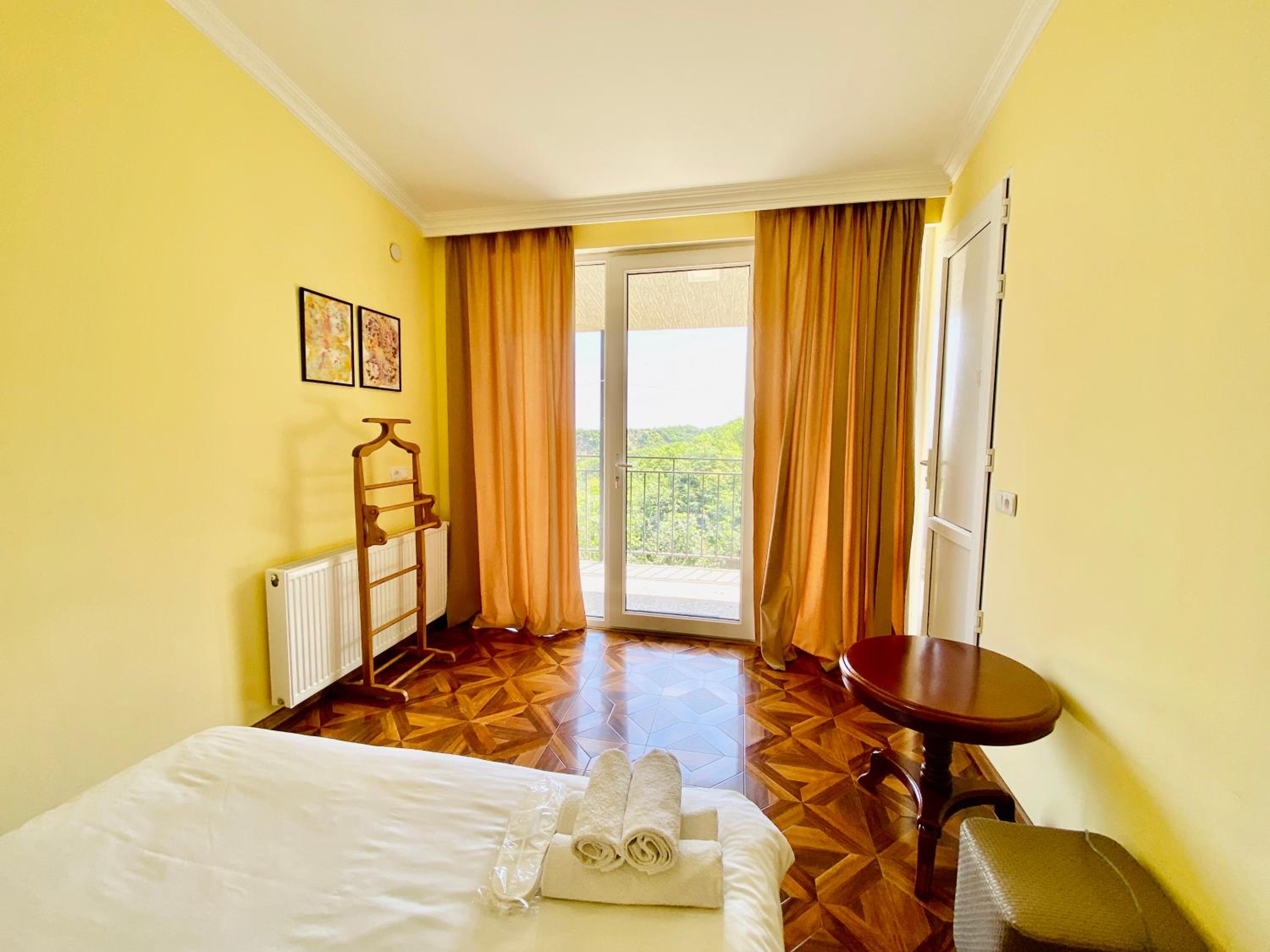 Double Room with Balcony - Photo 12