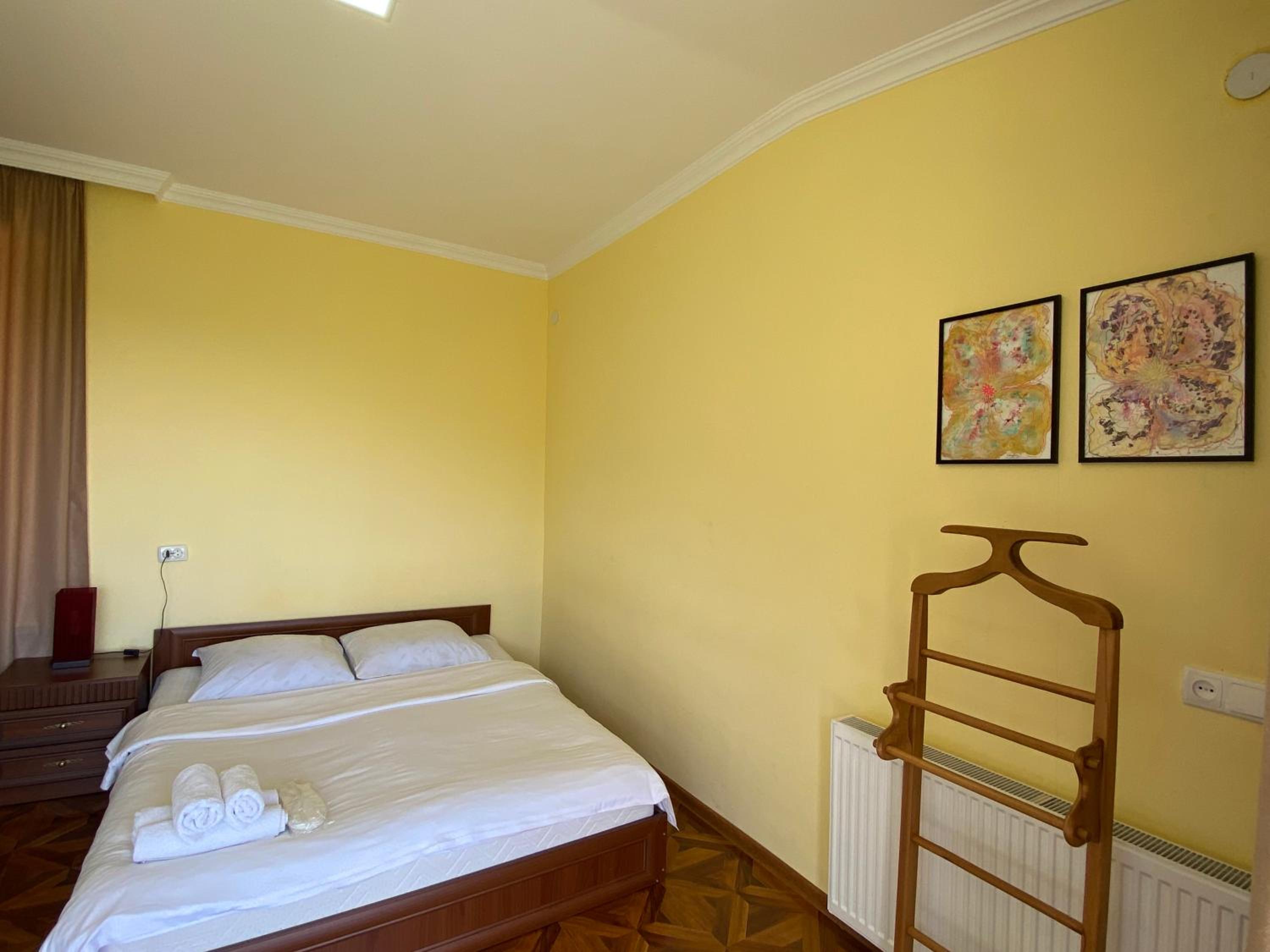 Double Room with Balcony - Photo 4
