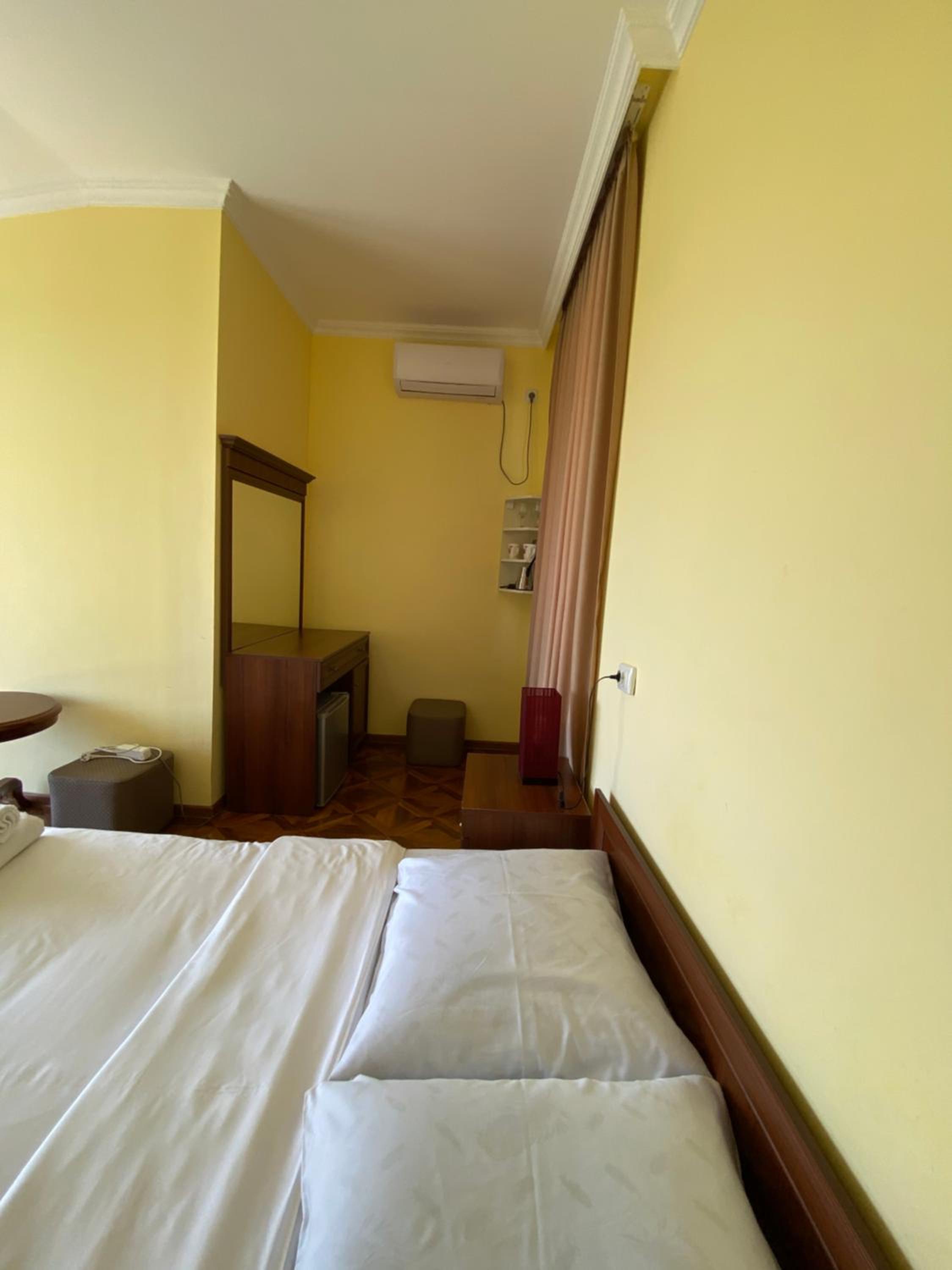 Double Room with Balcony - Photo 11