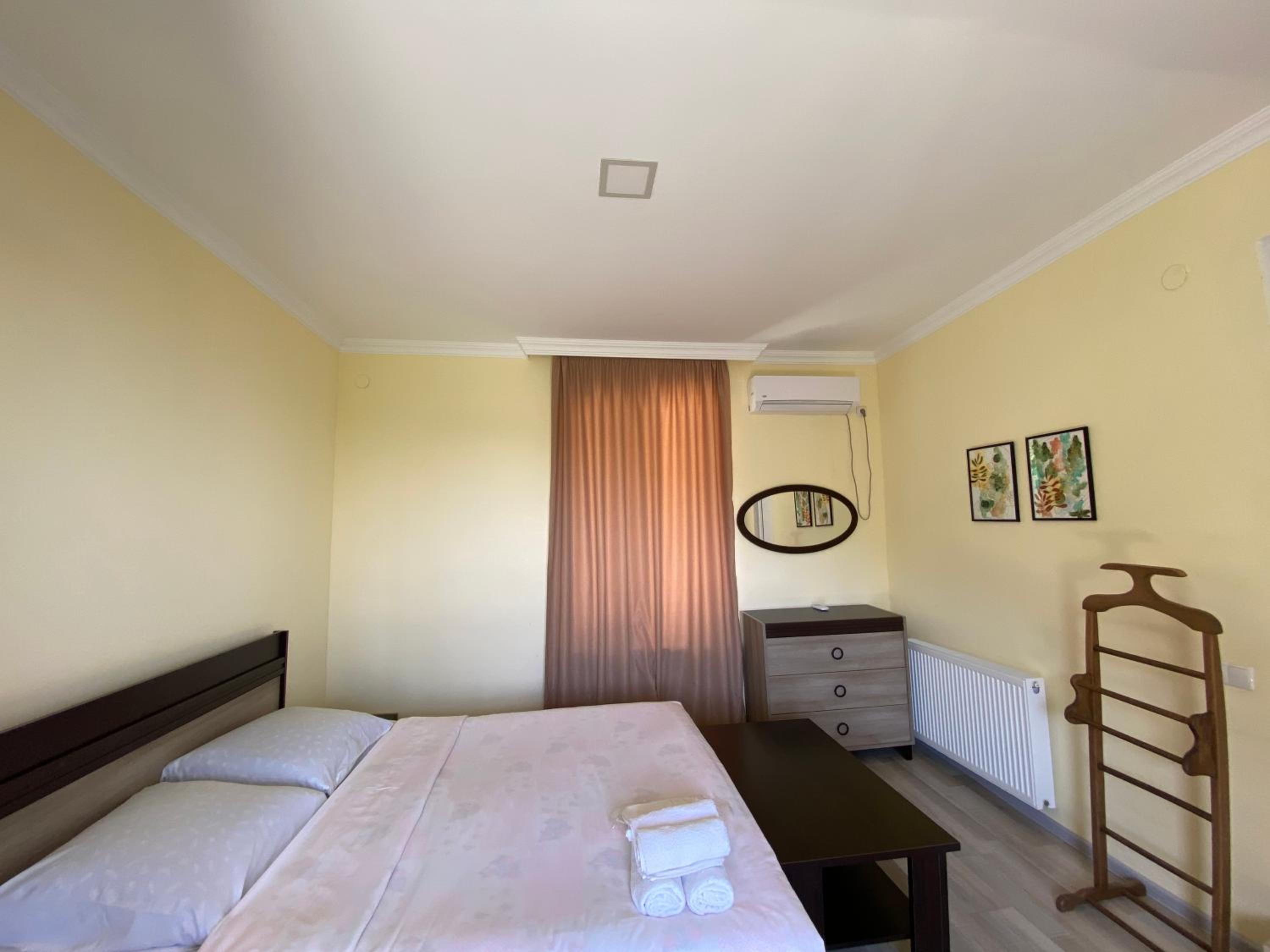 Queen Room with Balcony - Photo 4