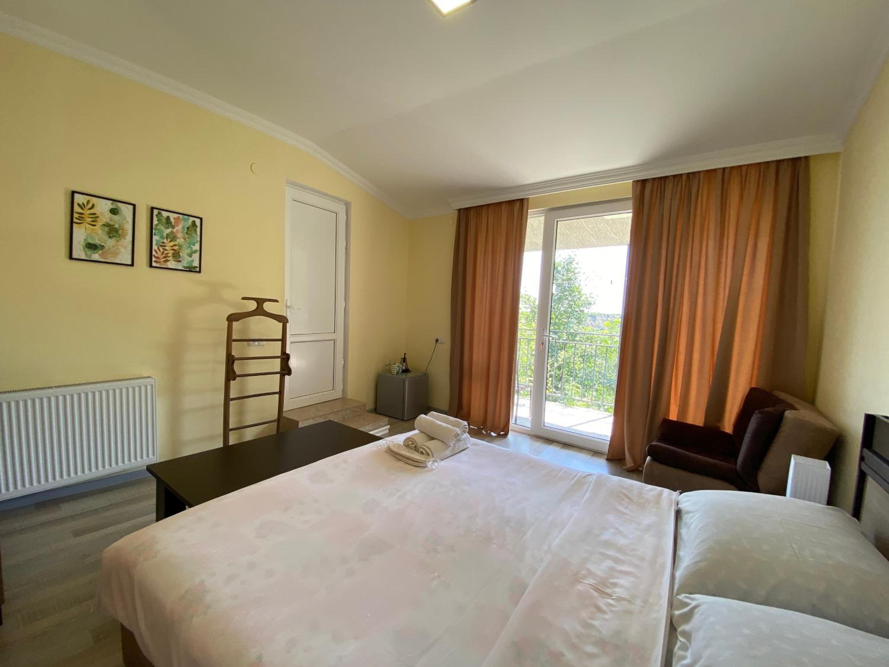 Queen Room with Balcony - Photo 6