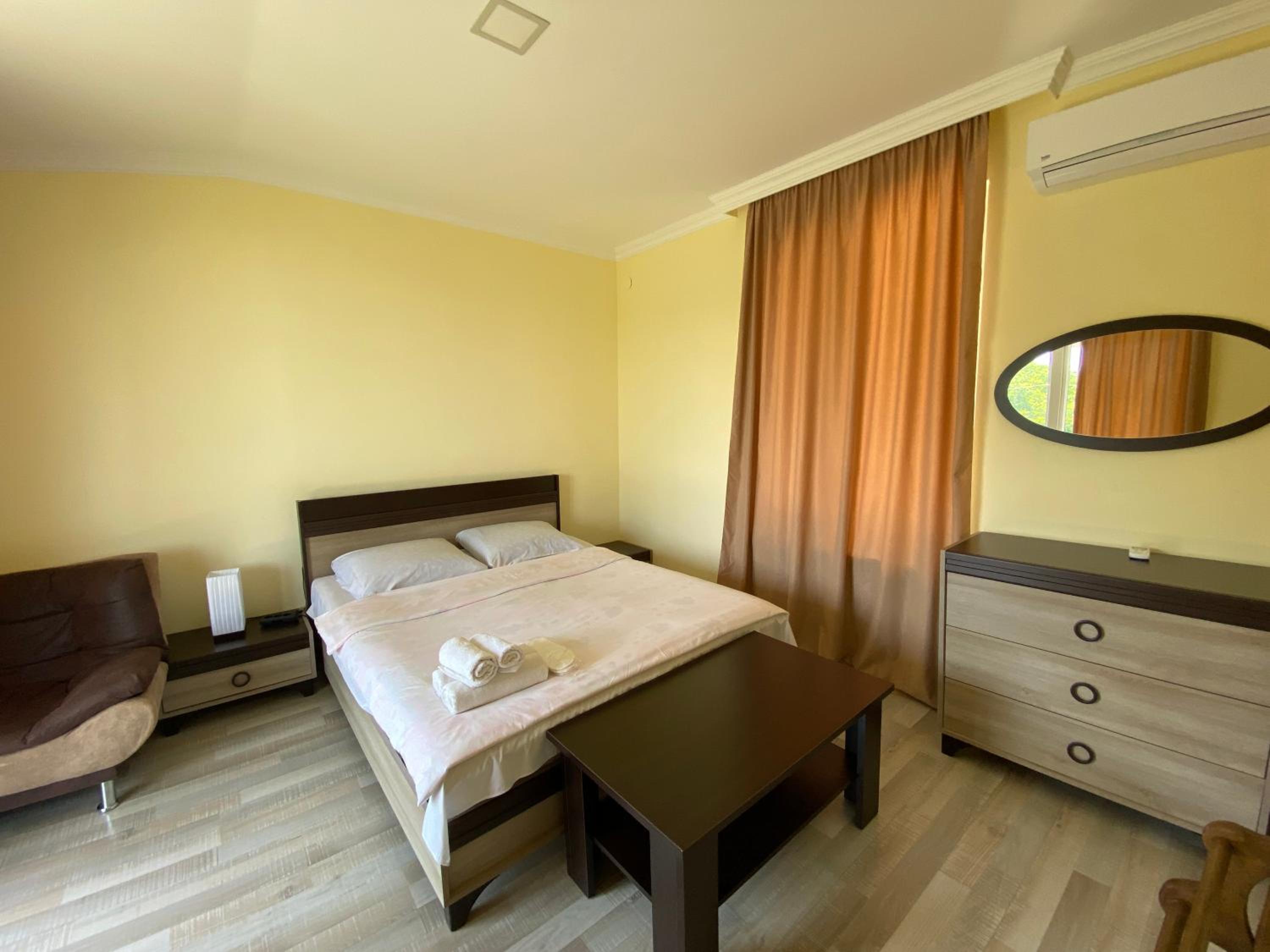 Queen Room with Balcony - Photo 5