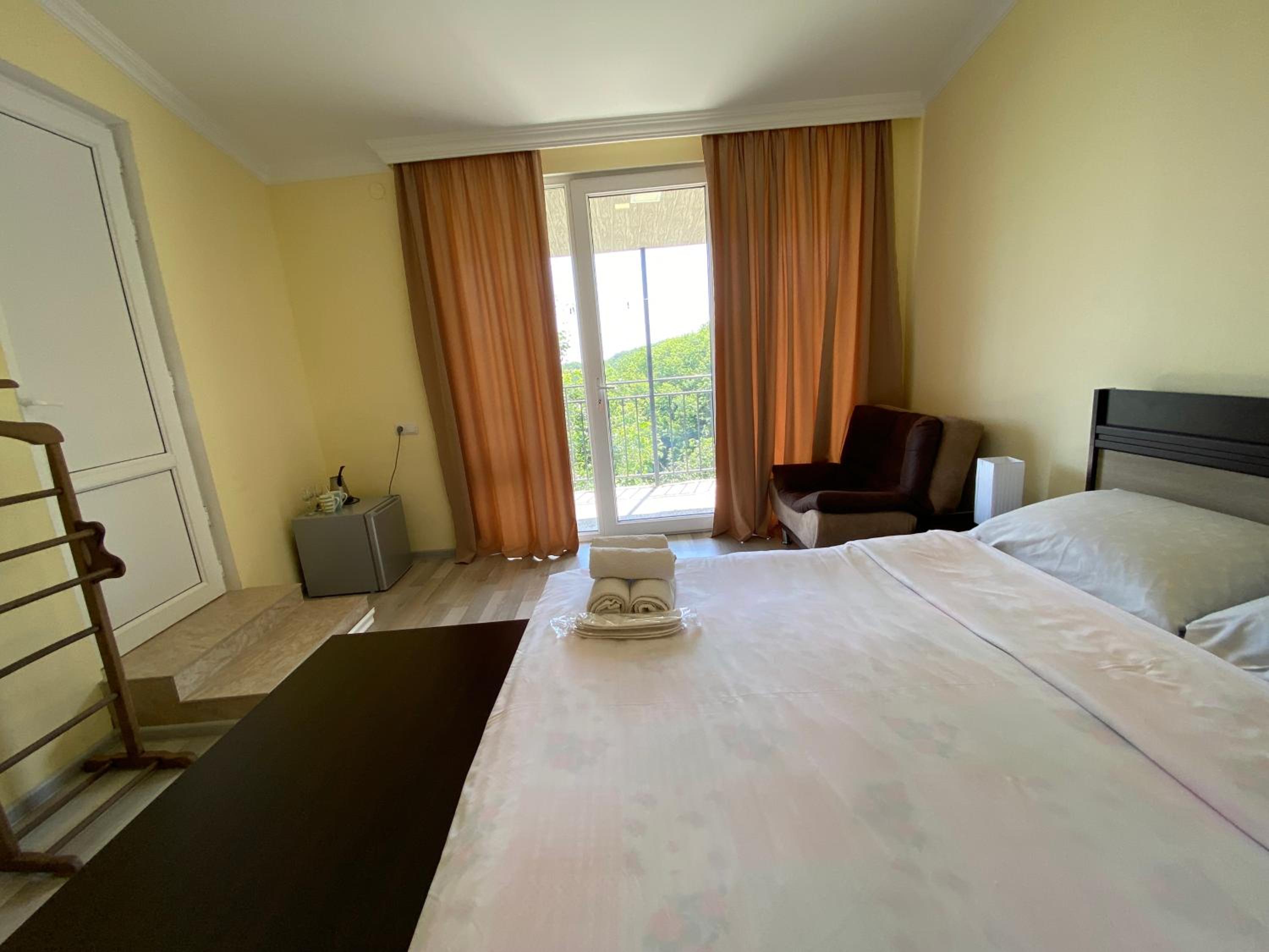Queen Room with Balcony - Photo 7