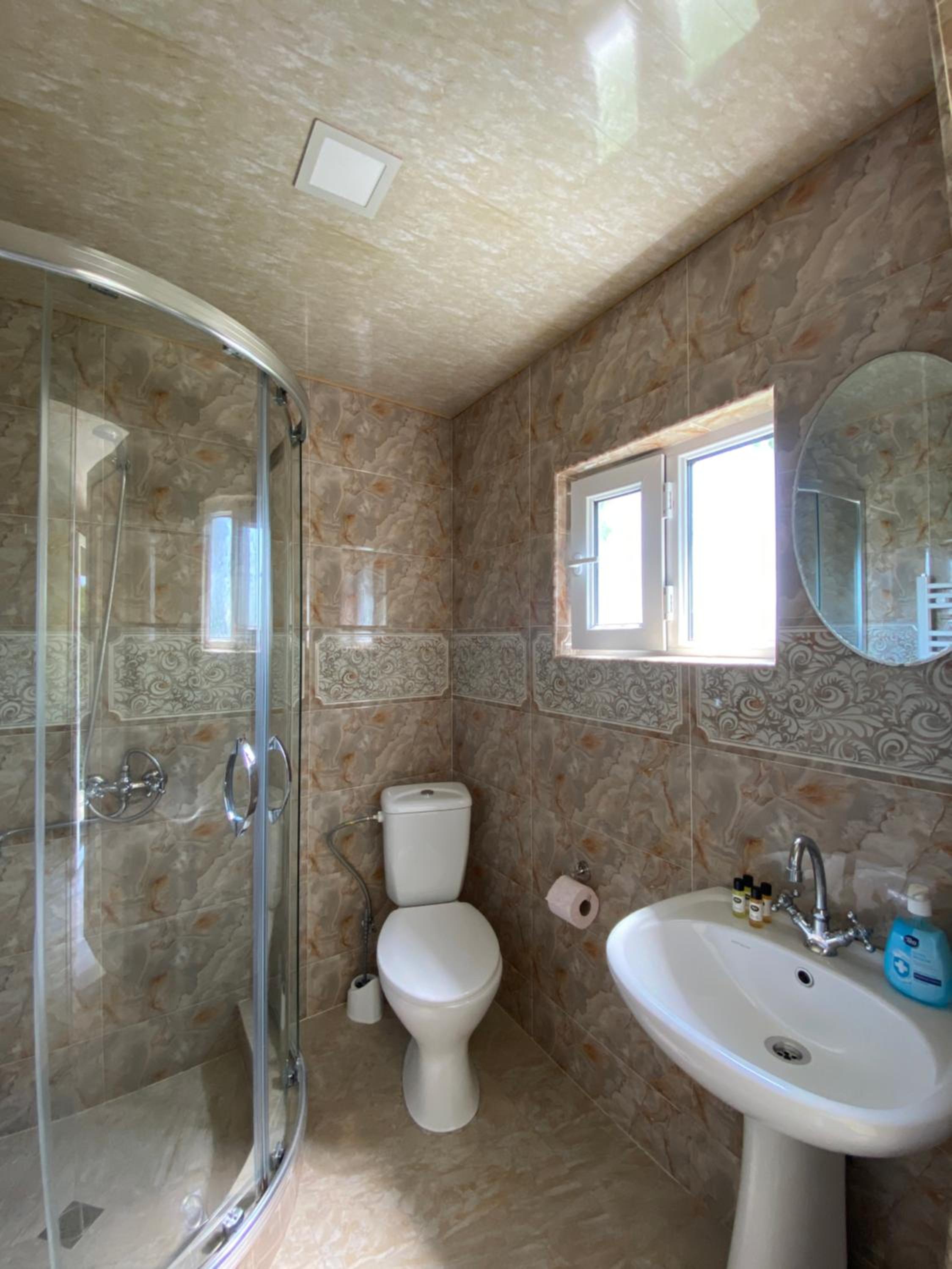 Queen Room with Balcony - Photo 11
