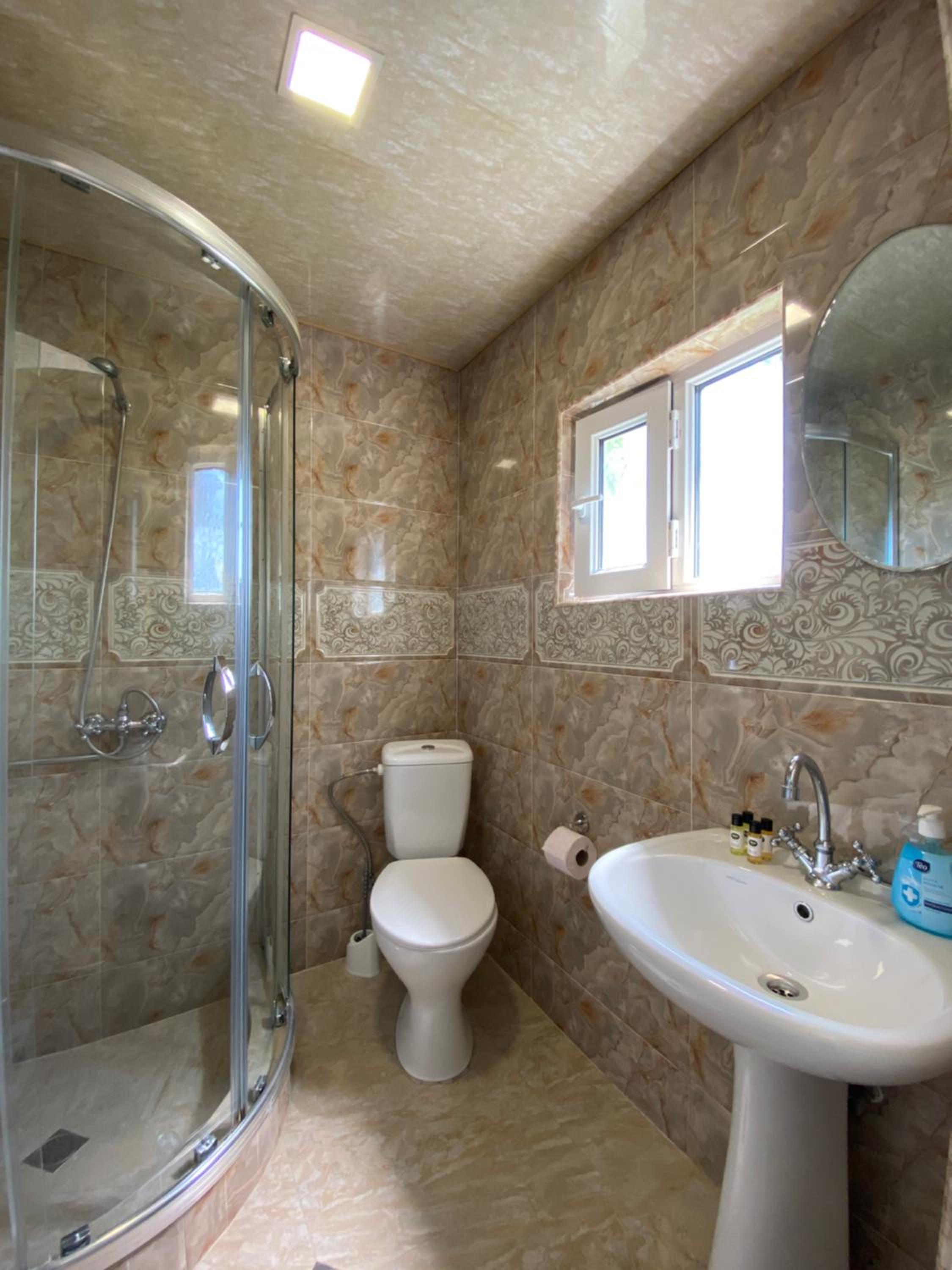 Queen Room with Balcony - Photo 8