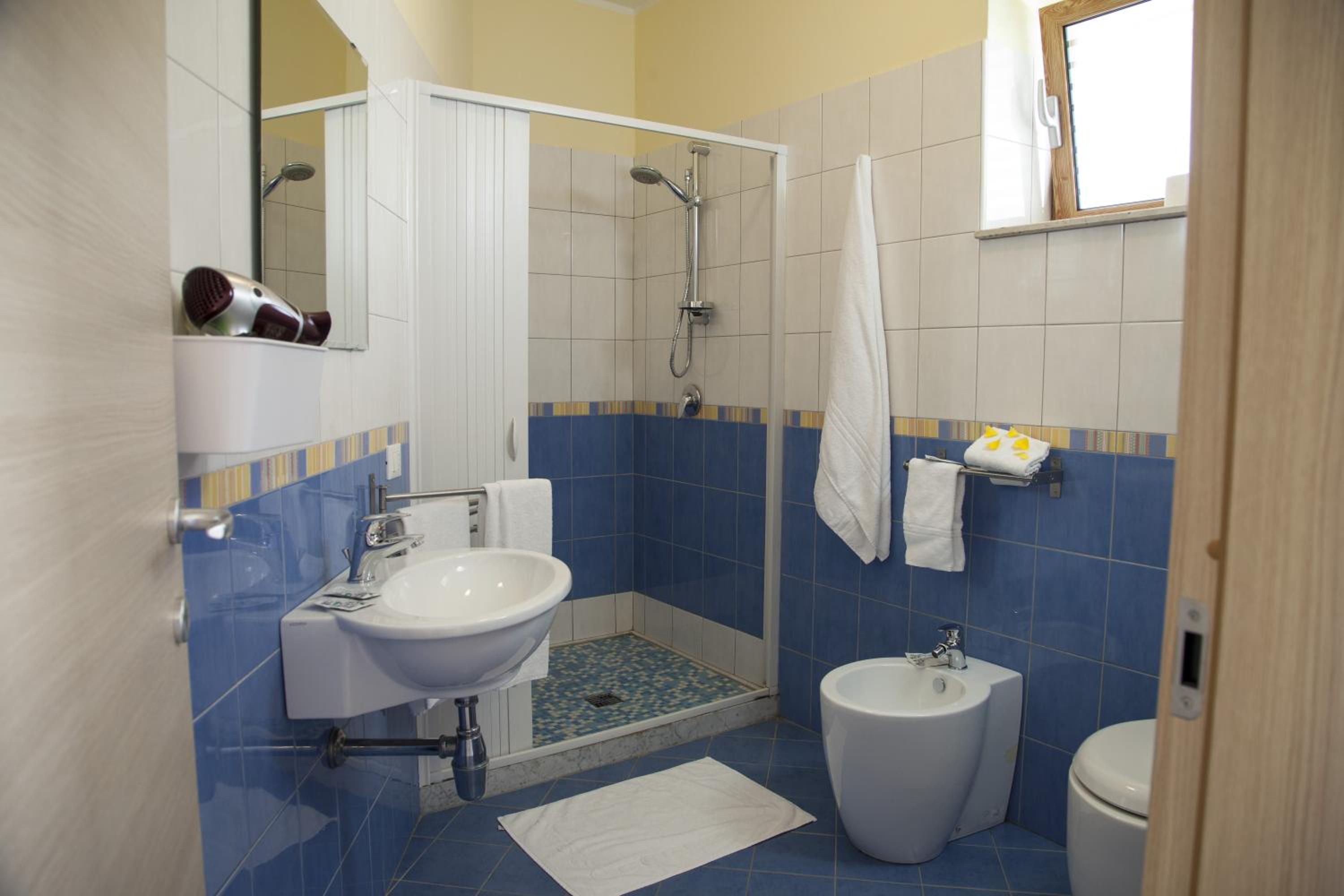 One-Bedroom Apartment (3 Adults) photo 2