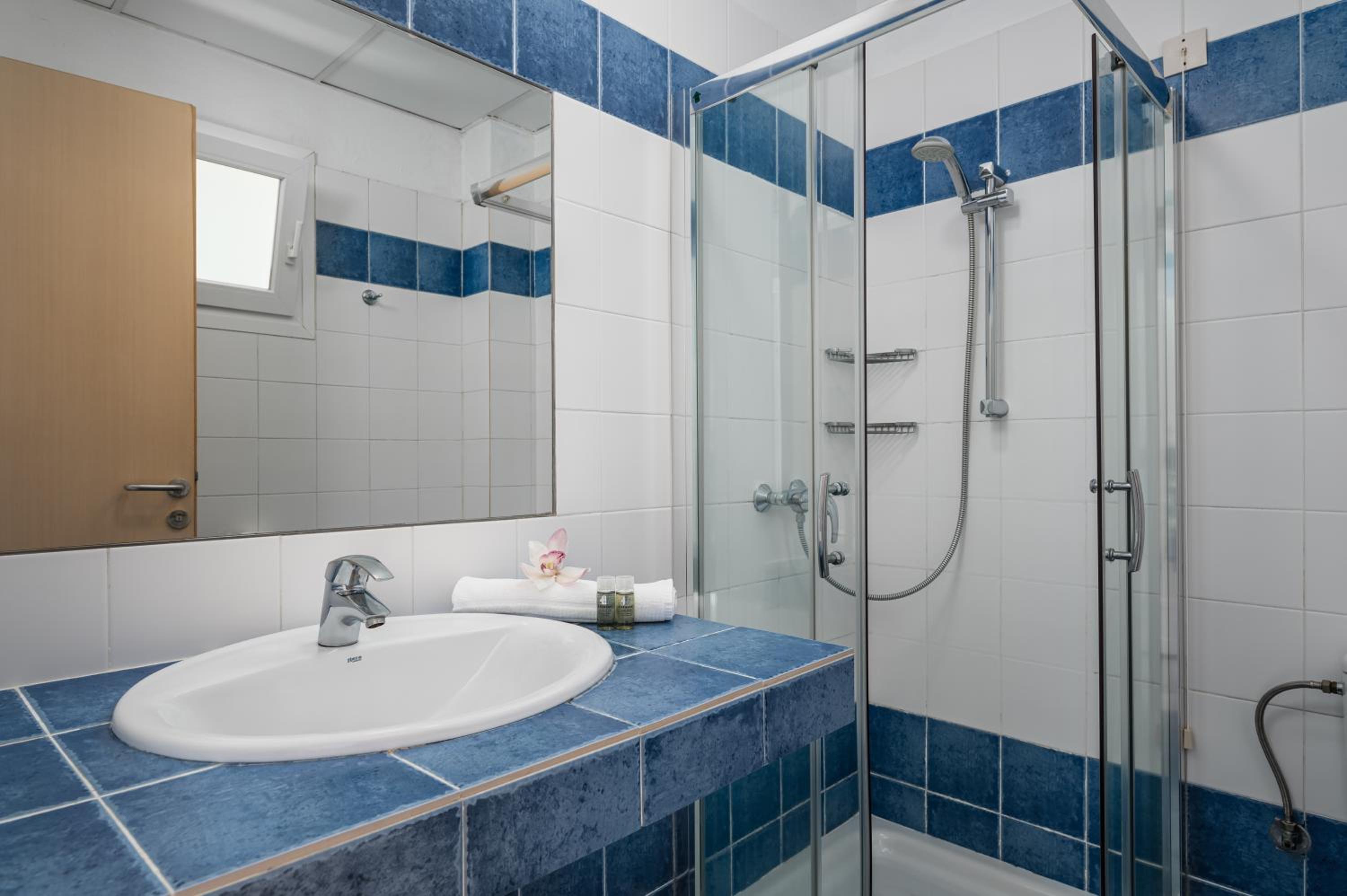 Double or Twin Room with Sea View photo 3
