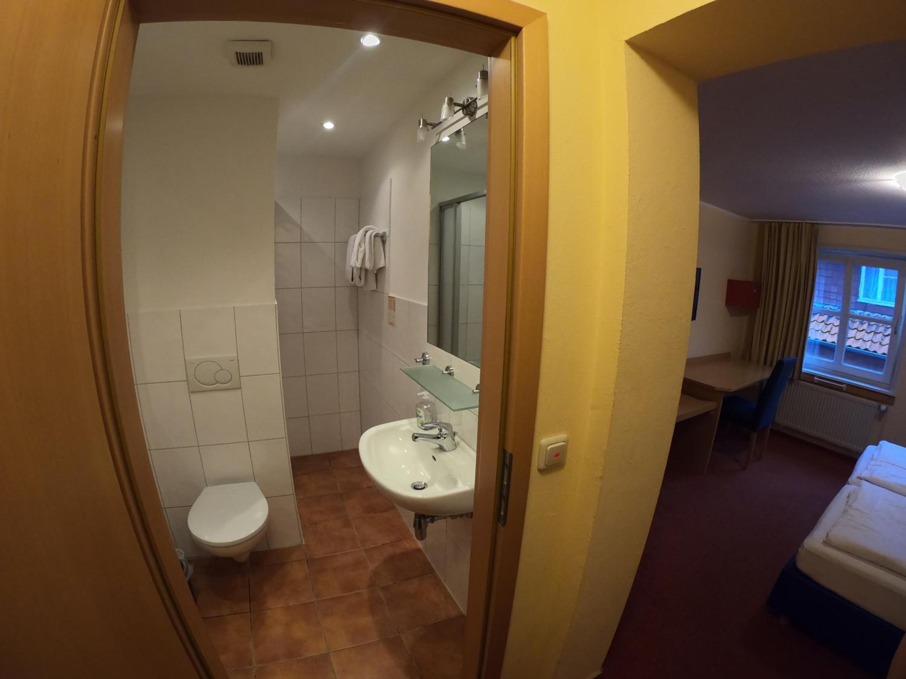 Budget Double Room - Photo 2