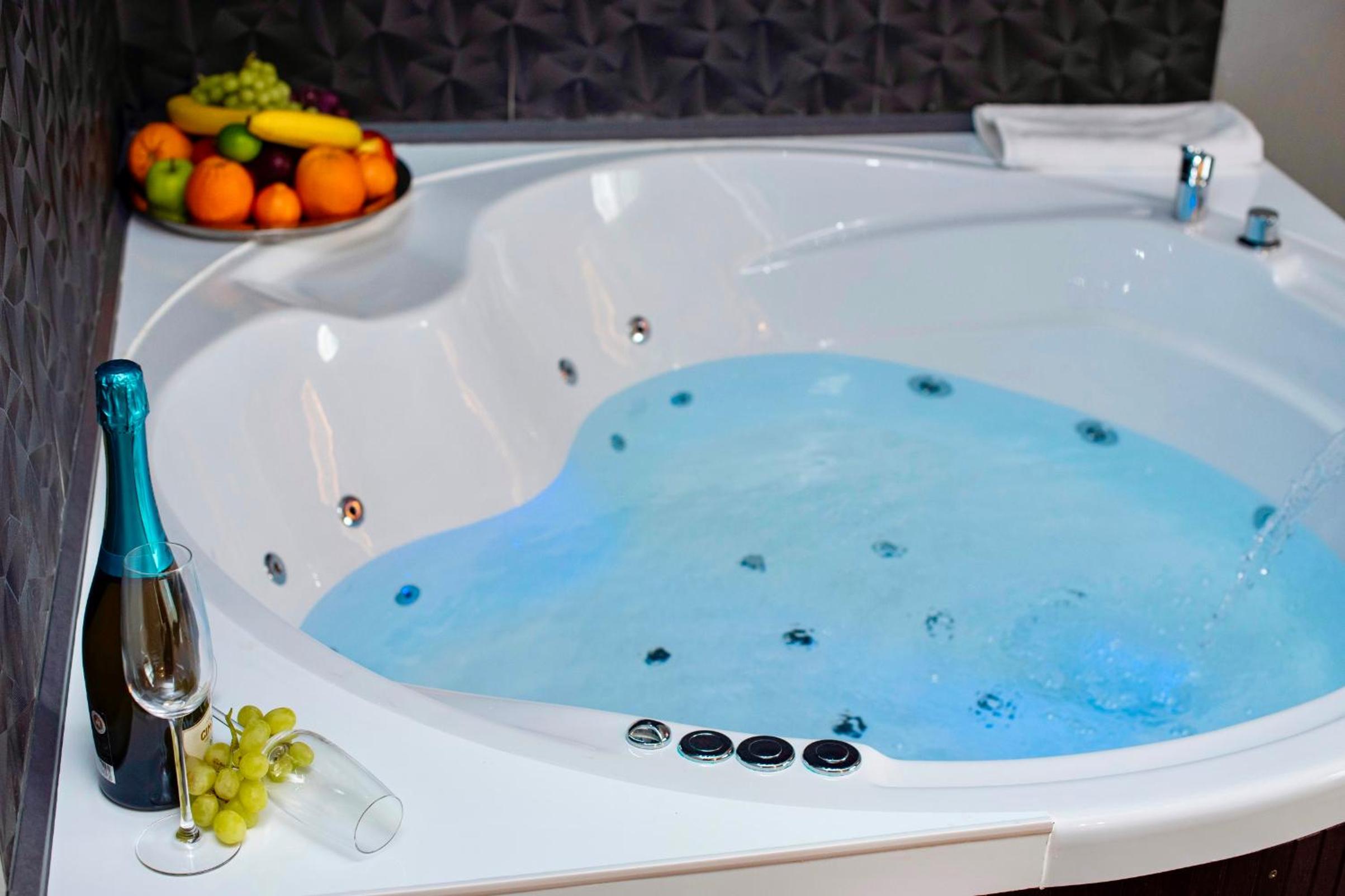 Suite with Hot Tub - Photo 4