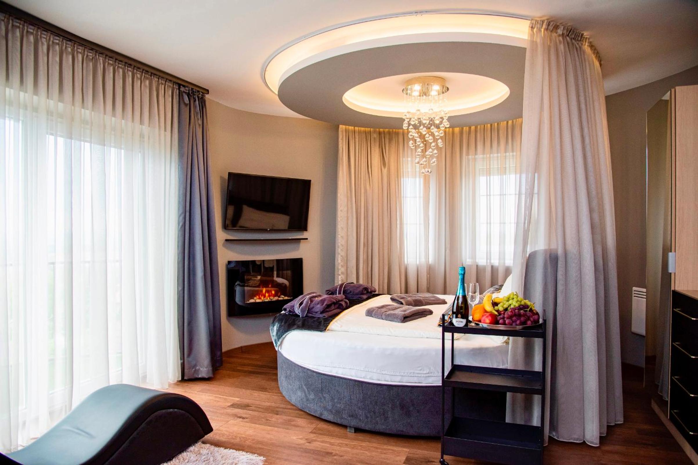 Suite with Hot Tub - Photo 24