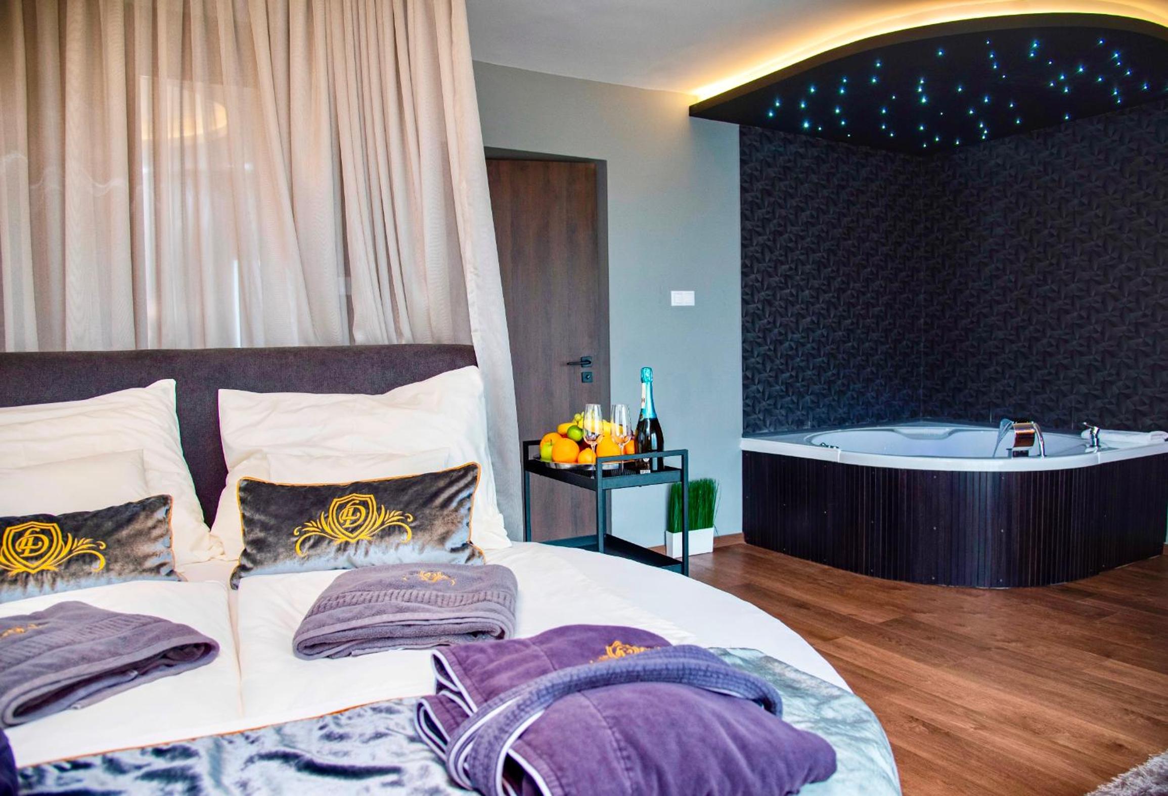 Suite with Hot Tub - Photo 9