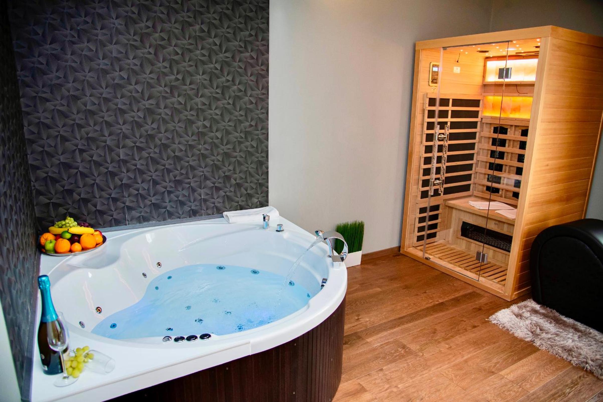 Suite with Hot Tub - Photo 29