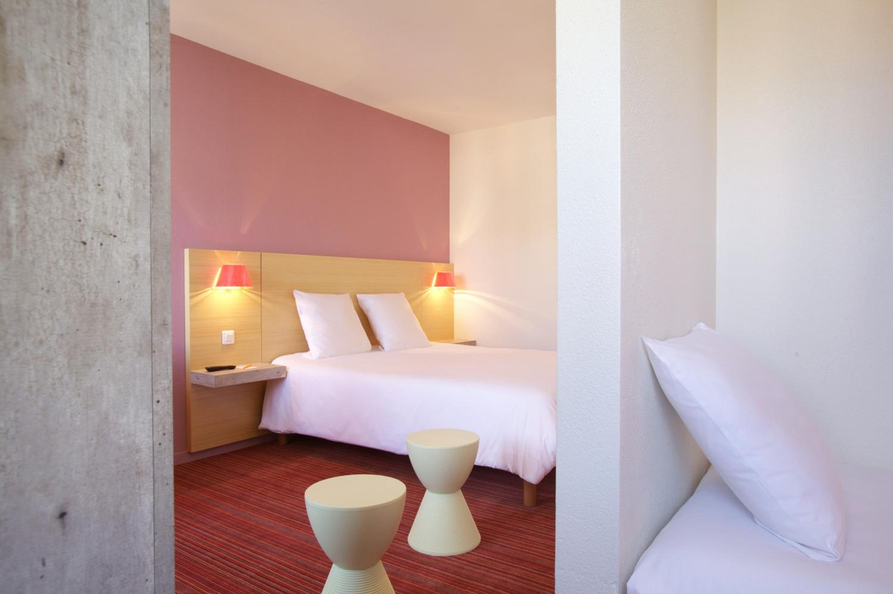 Standard Room with 1 Double and 1 Single Bed - Photo 4
