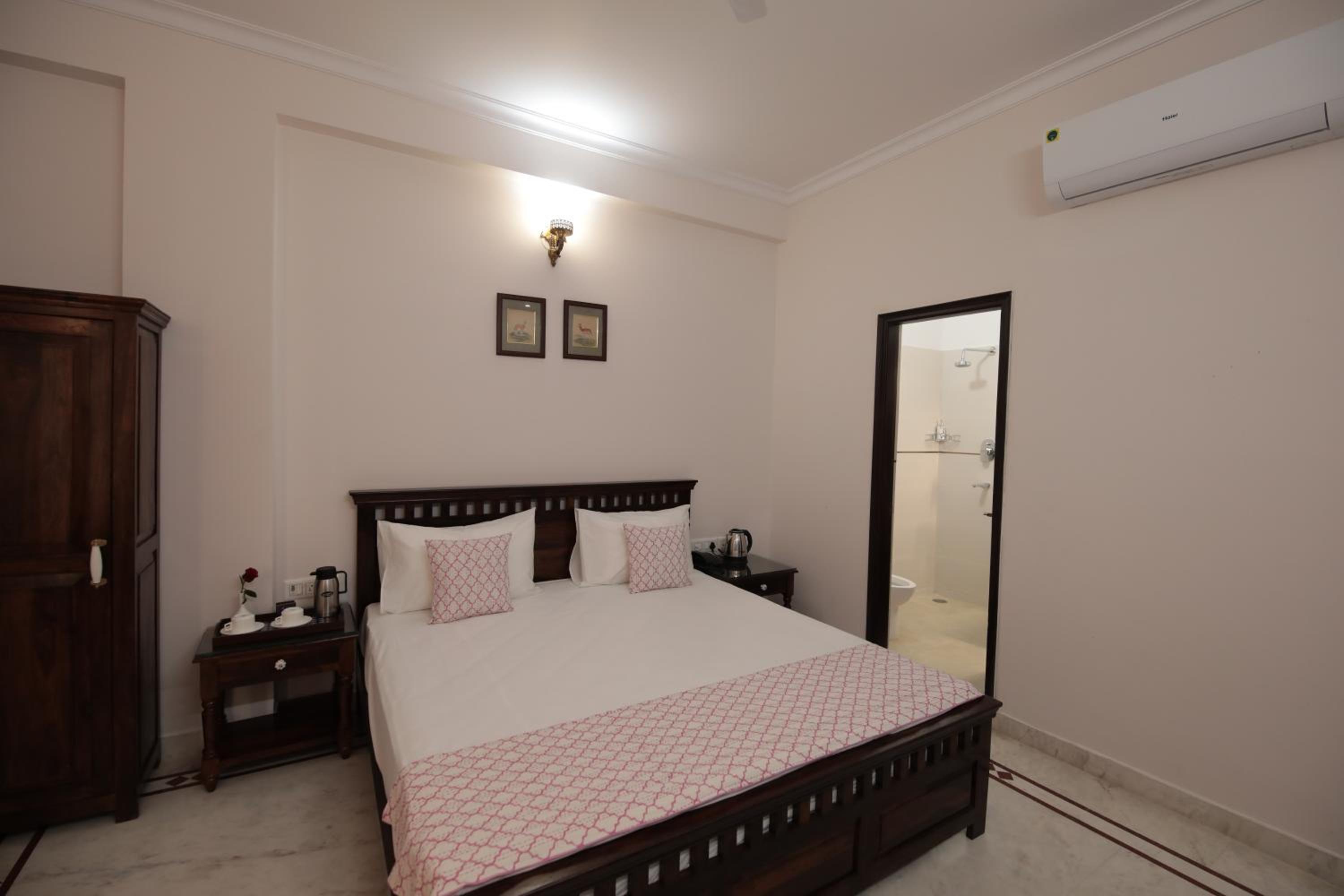 Deluxe Room - Photo 8