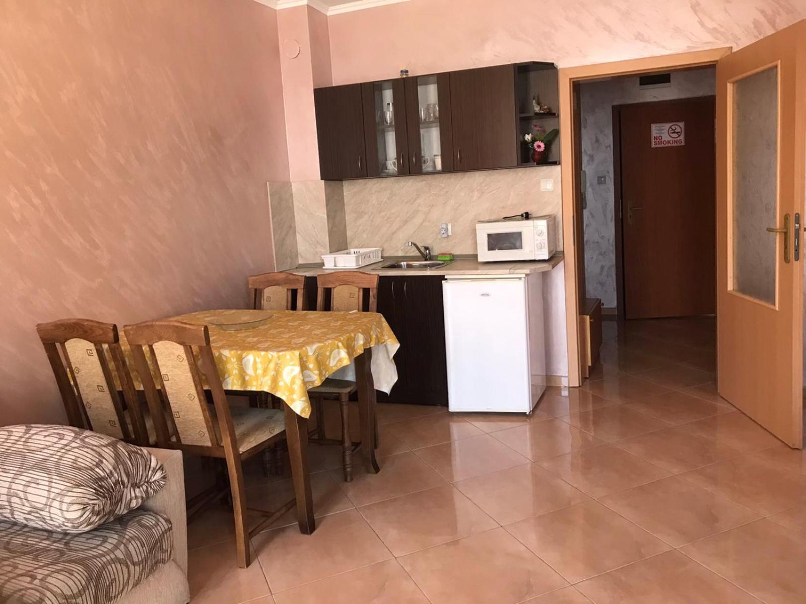 One-Bedroom Apartment - Photo 2