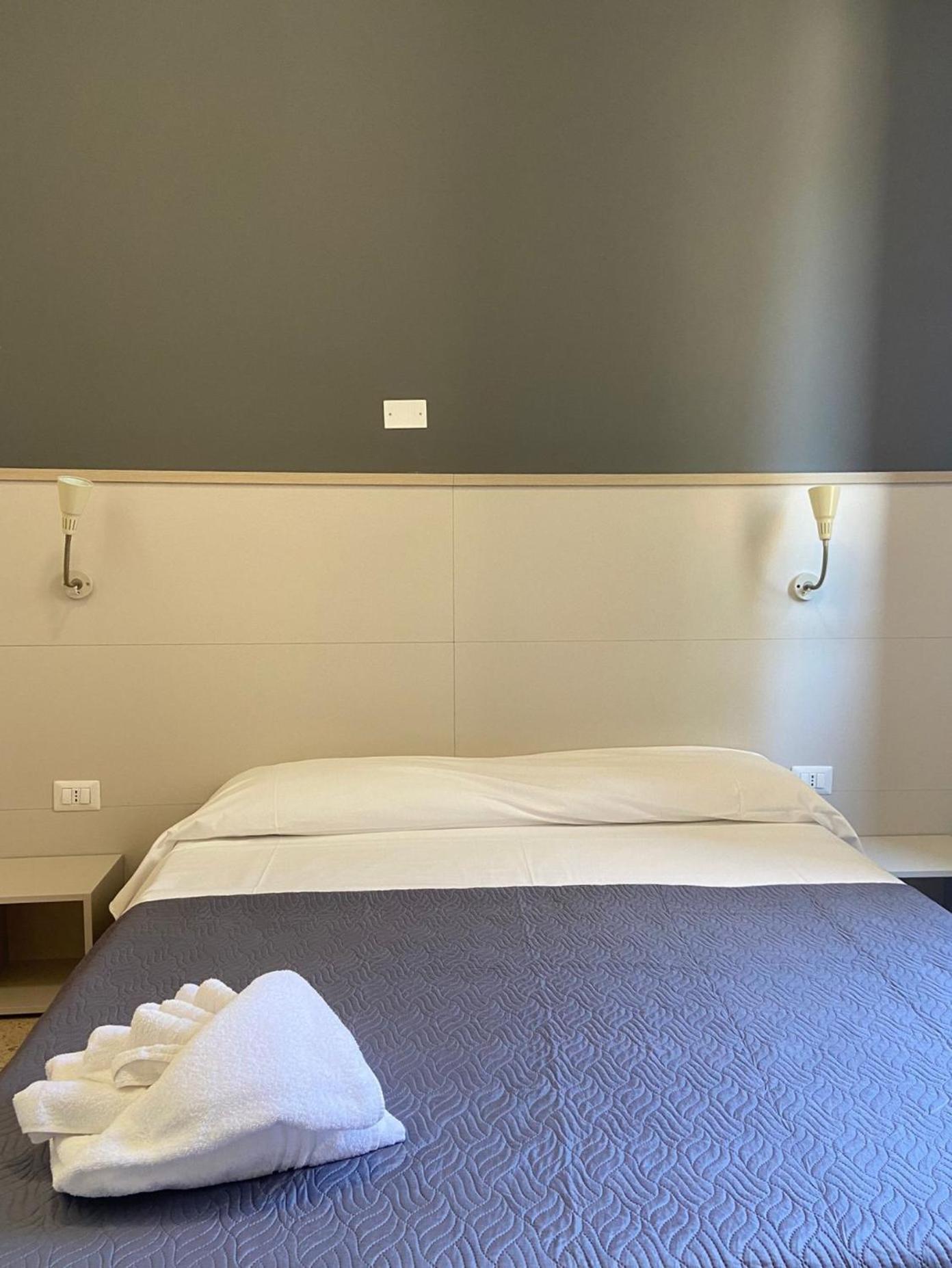 Double or Twin Room - Photo 4