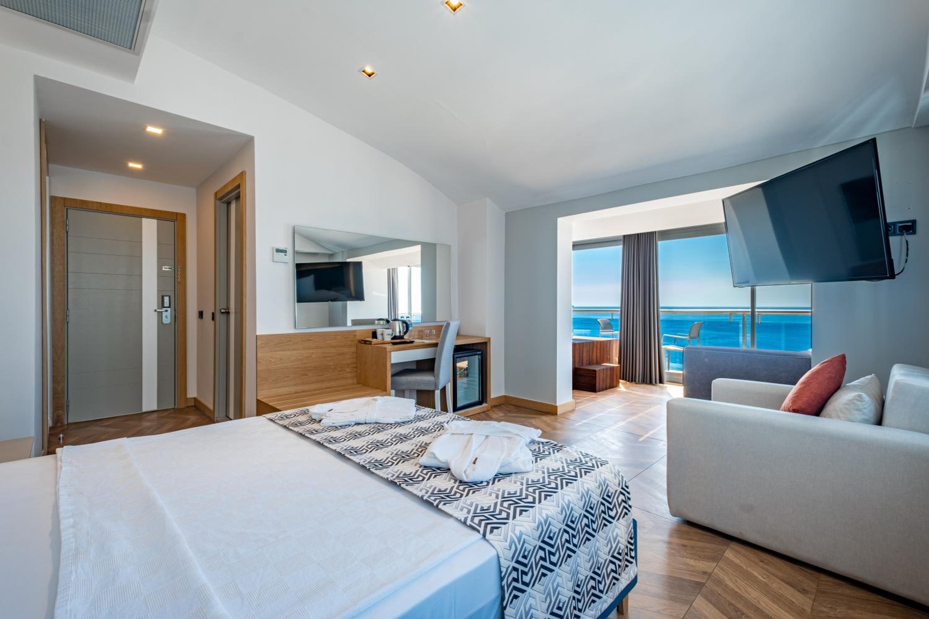 Deluxe Suite with Spa Bath