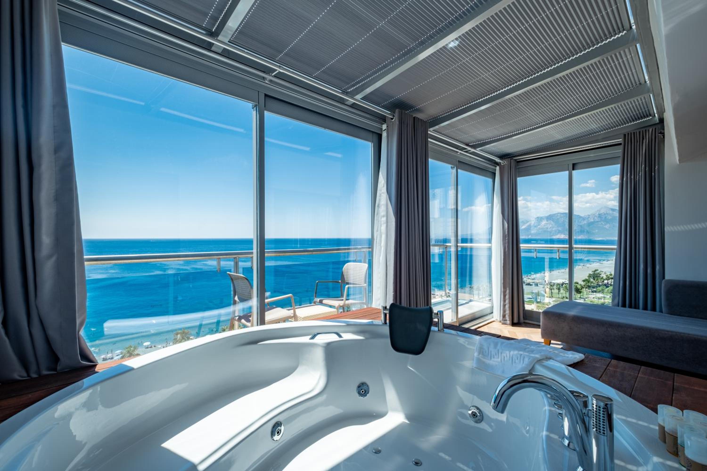 Deluxe Suite with Spa Bath