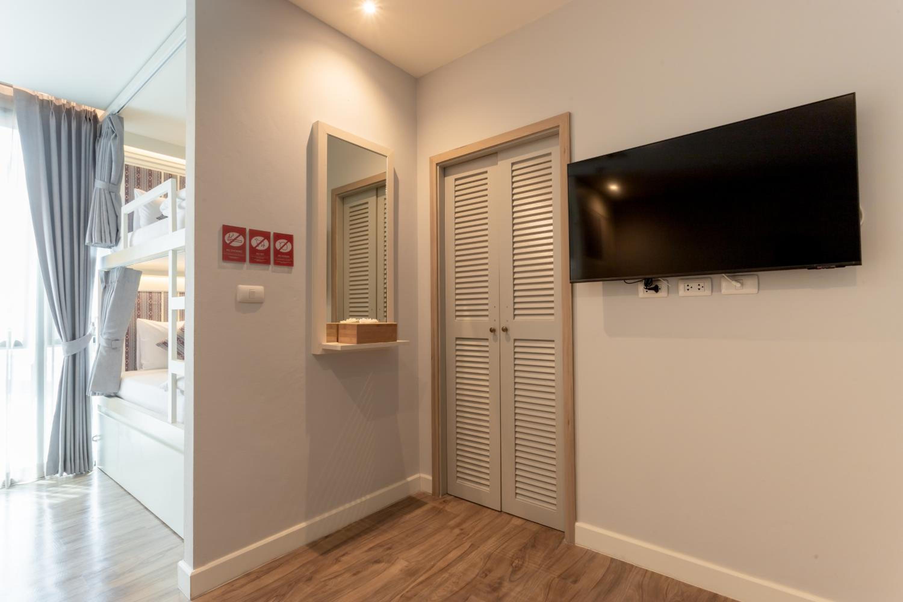 Superior Family Room - Photo 11