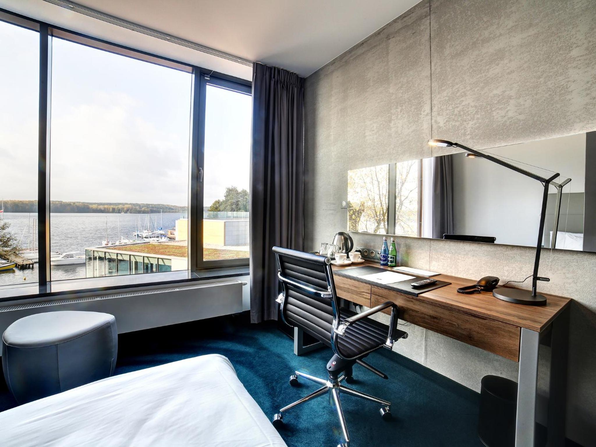 Double or Twin Room with Lake View - Photo 1