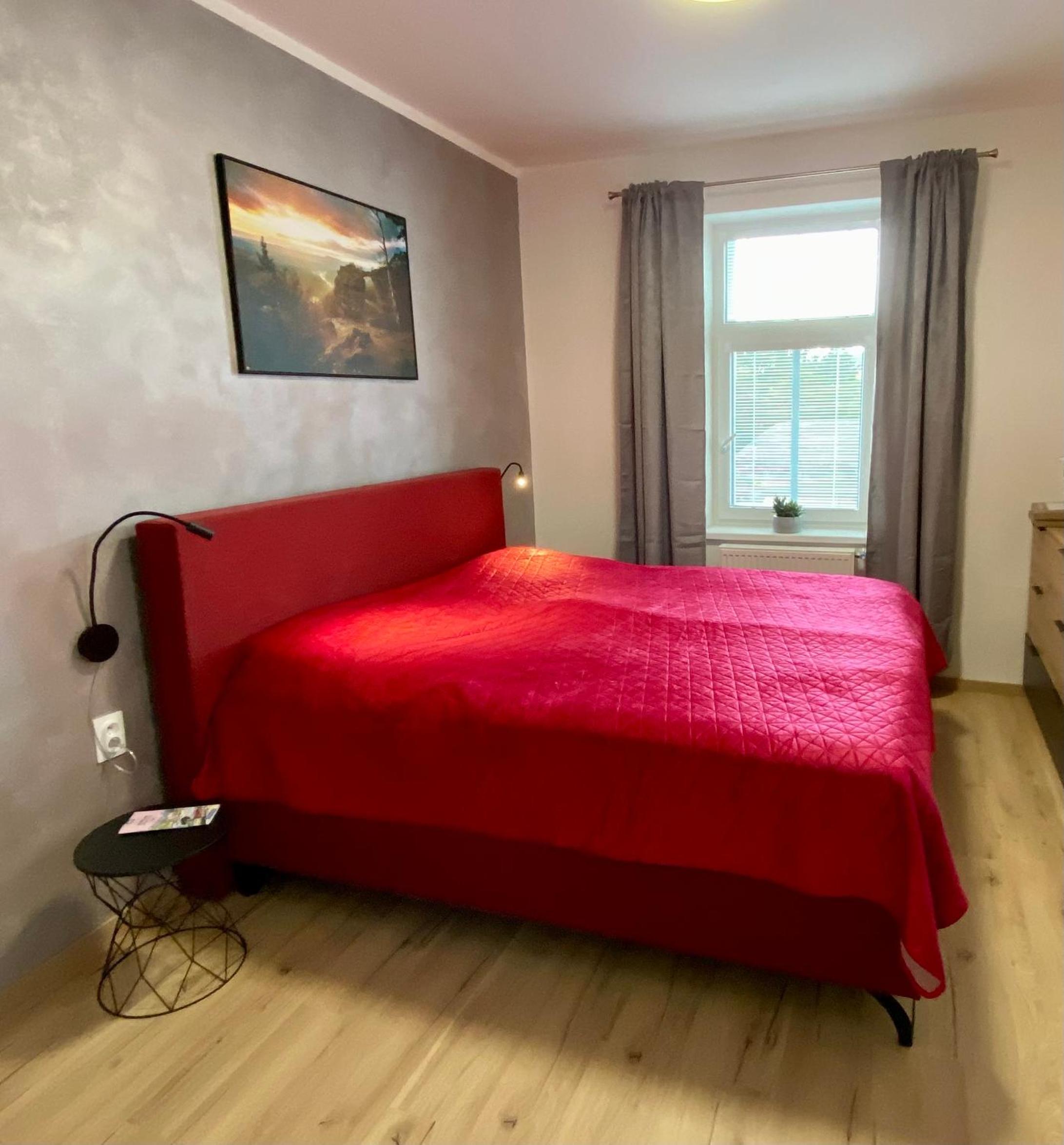 One-Bedroom Apartment photo 1