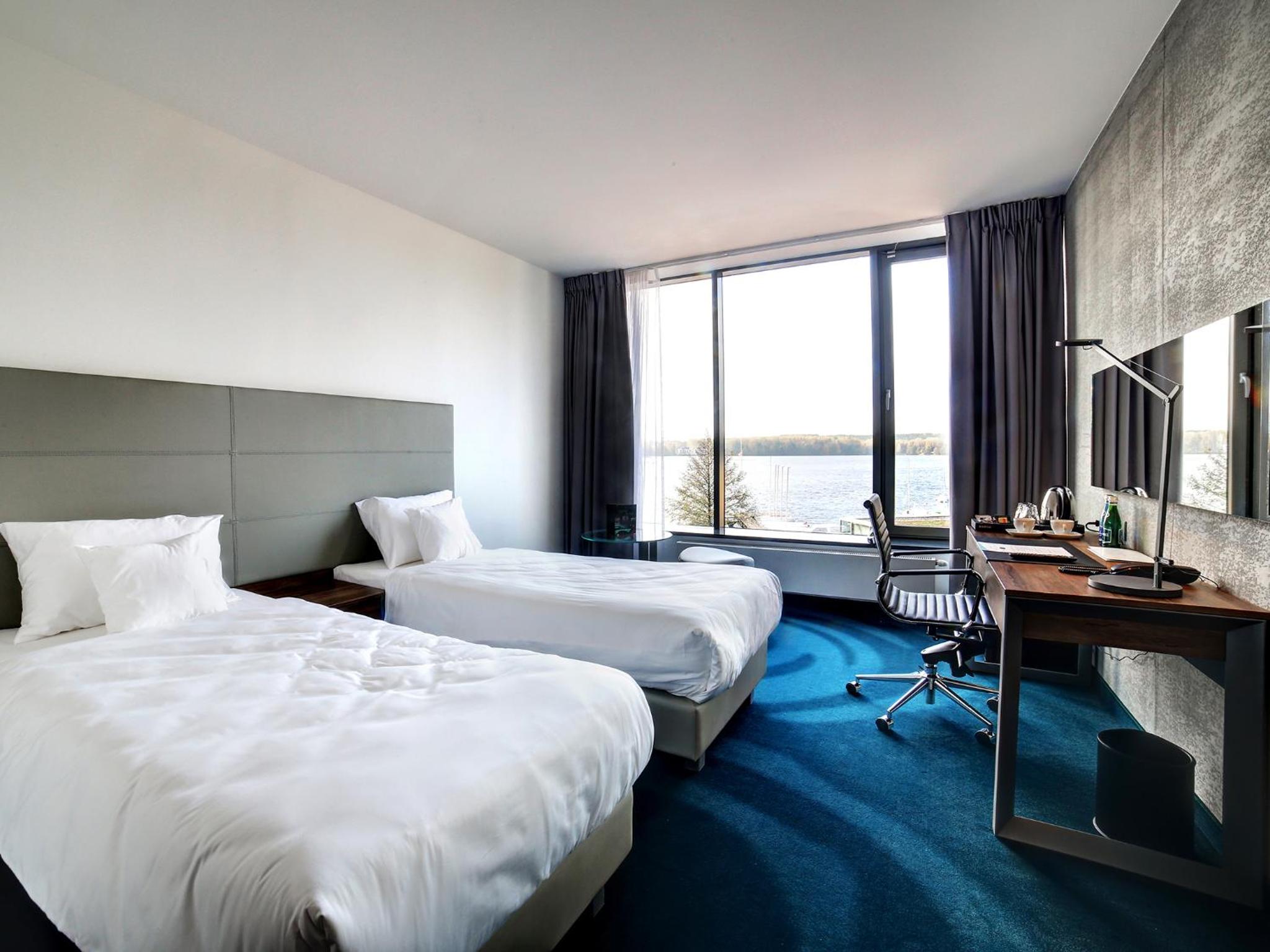 Double or Twin Room with Lake View - Photo 4