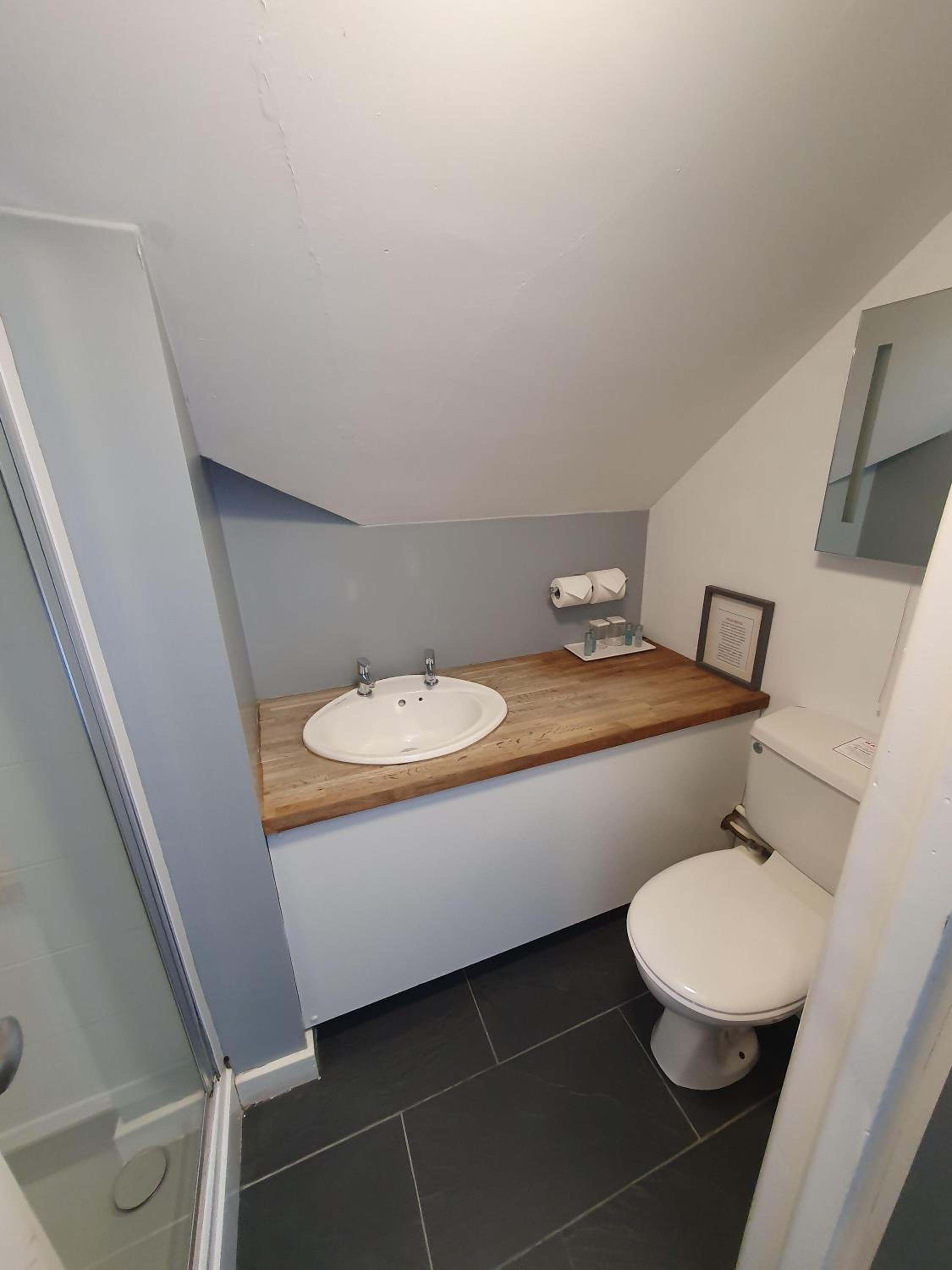 Twin Room with Private Bathroom photo 3