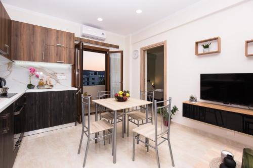 Apartment with Balcony photo 2
