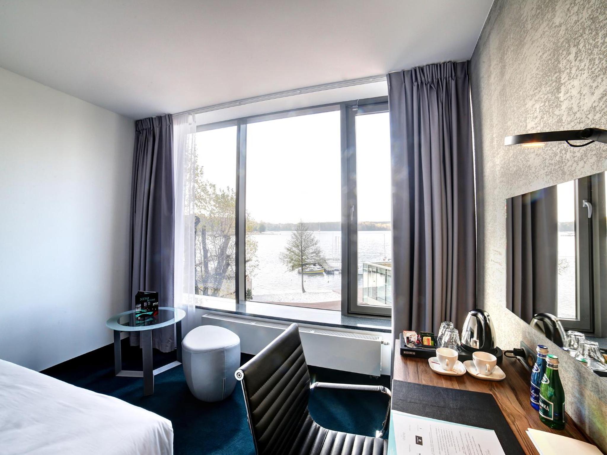Double or Twin Room with Lake View - Photo 2