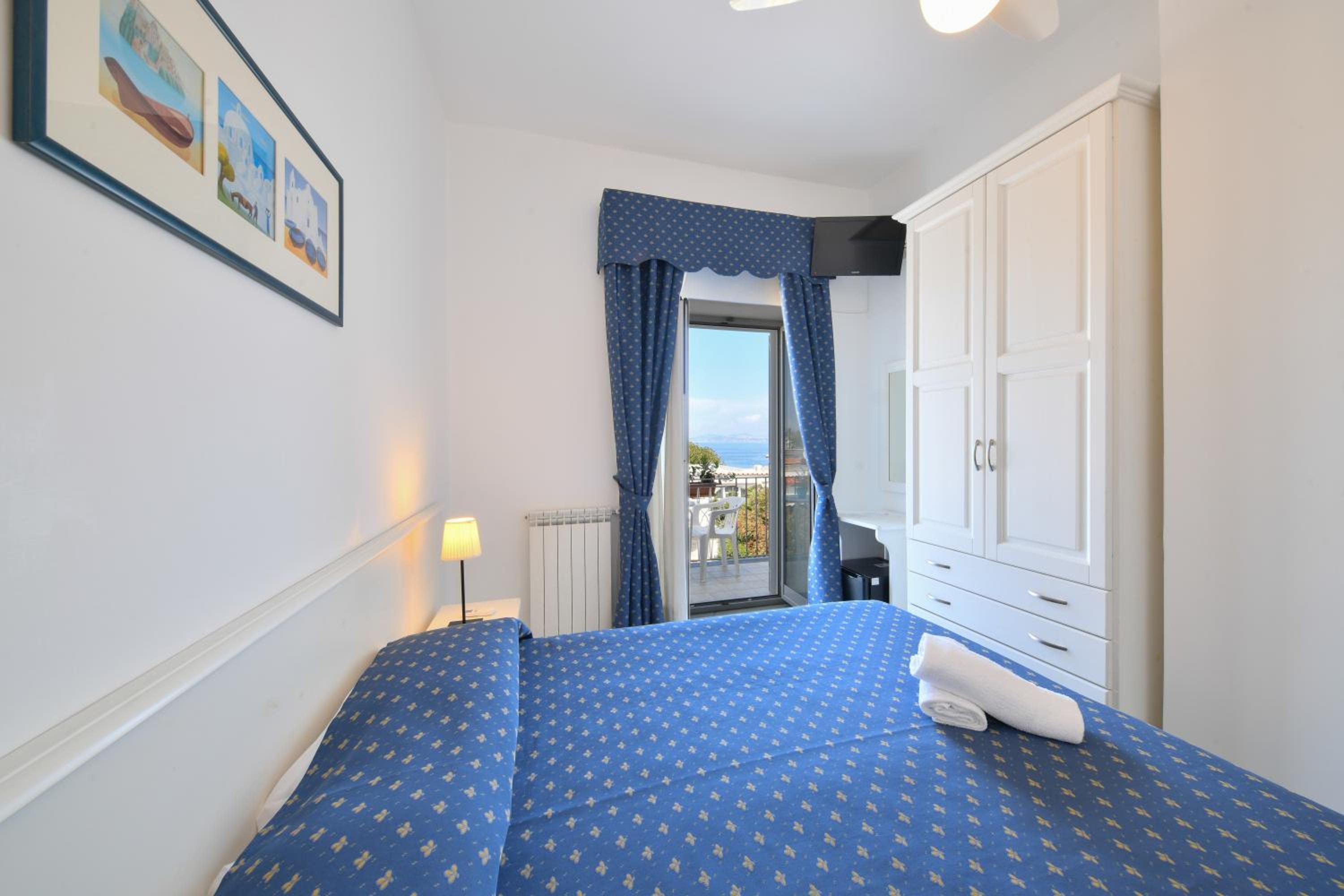 Double Room with Sea View - Photo 2