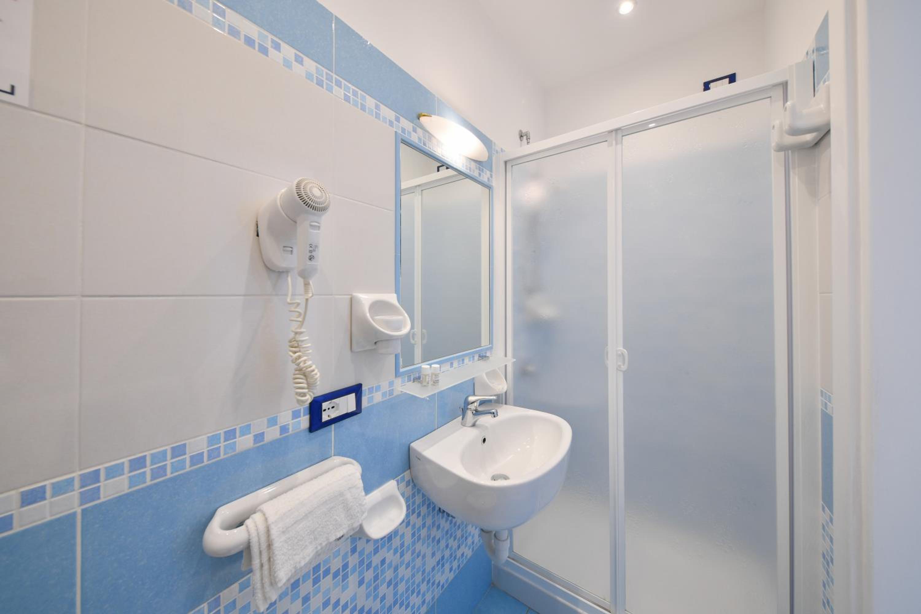 Double Room with Sea View - Photo 7