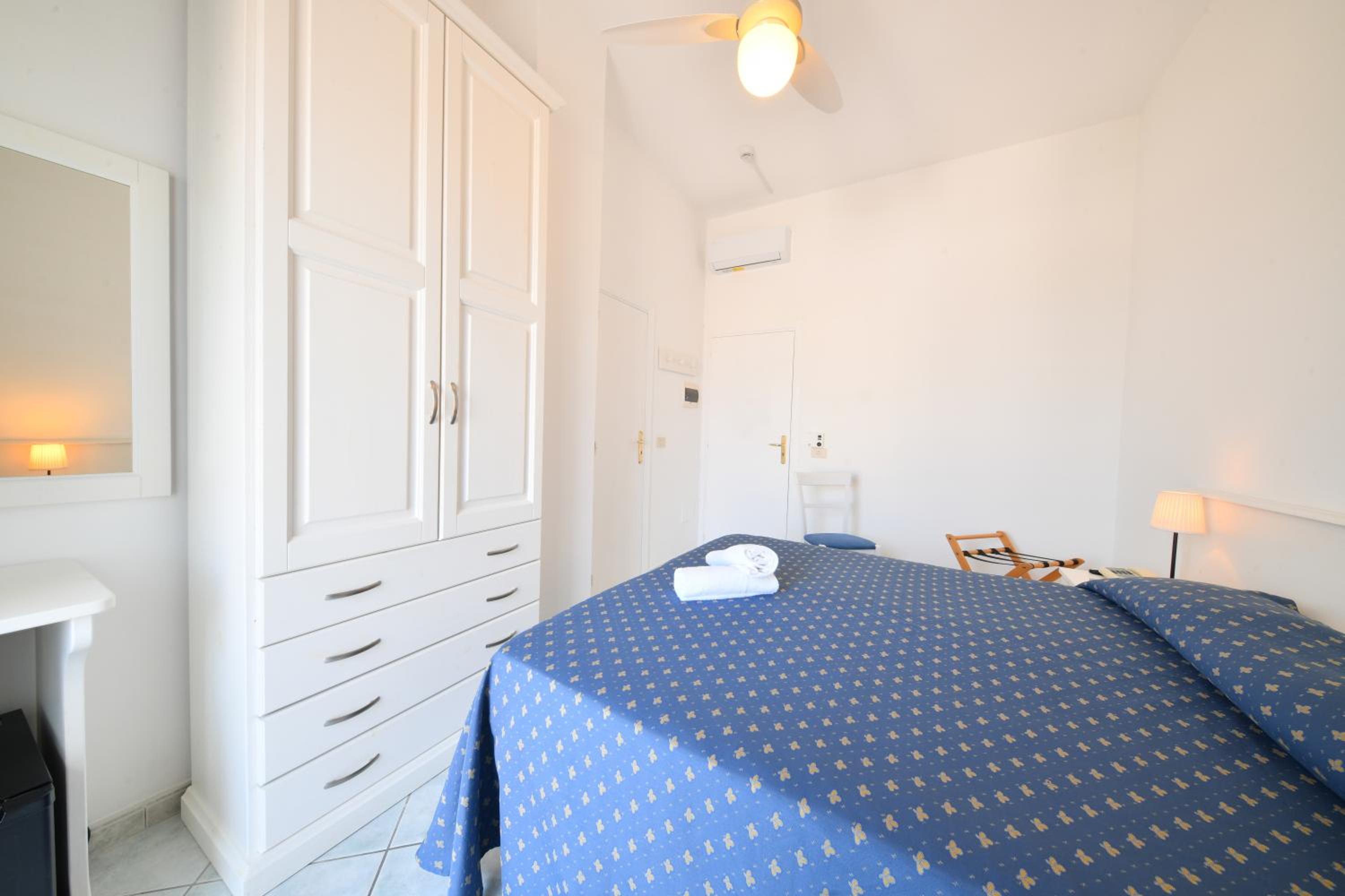 Double Room with Sea View - Photo 4