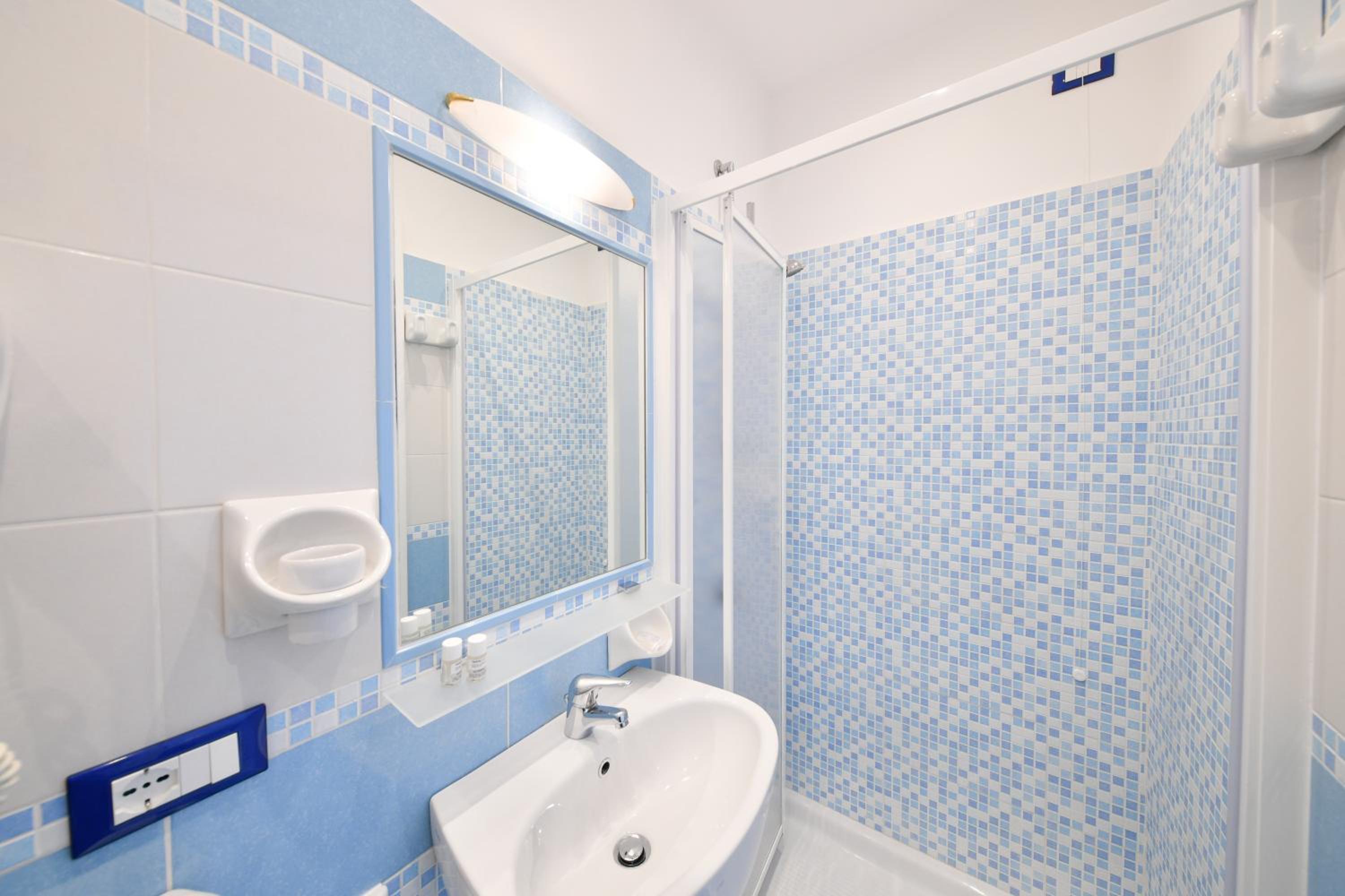 Double Room with Sea View - Photo 8