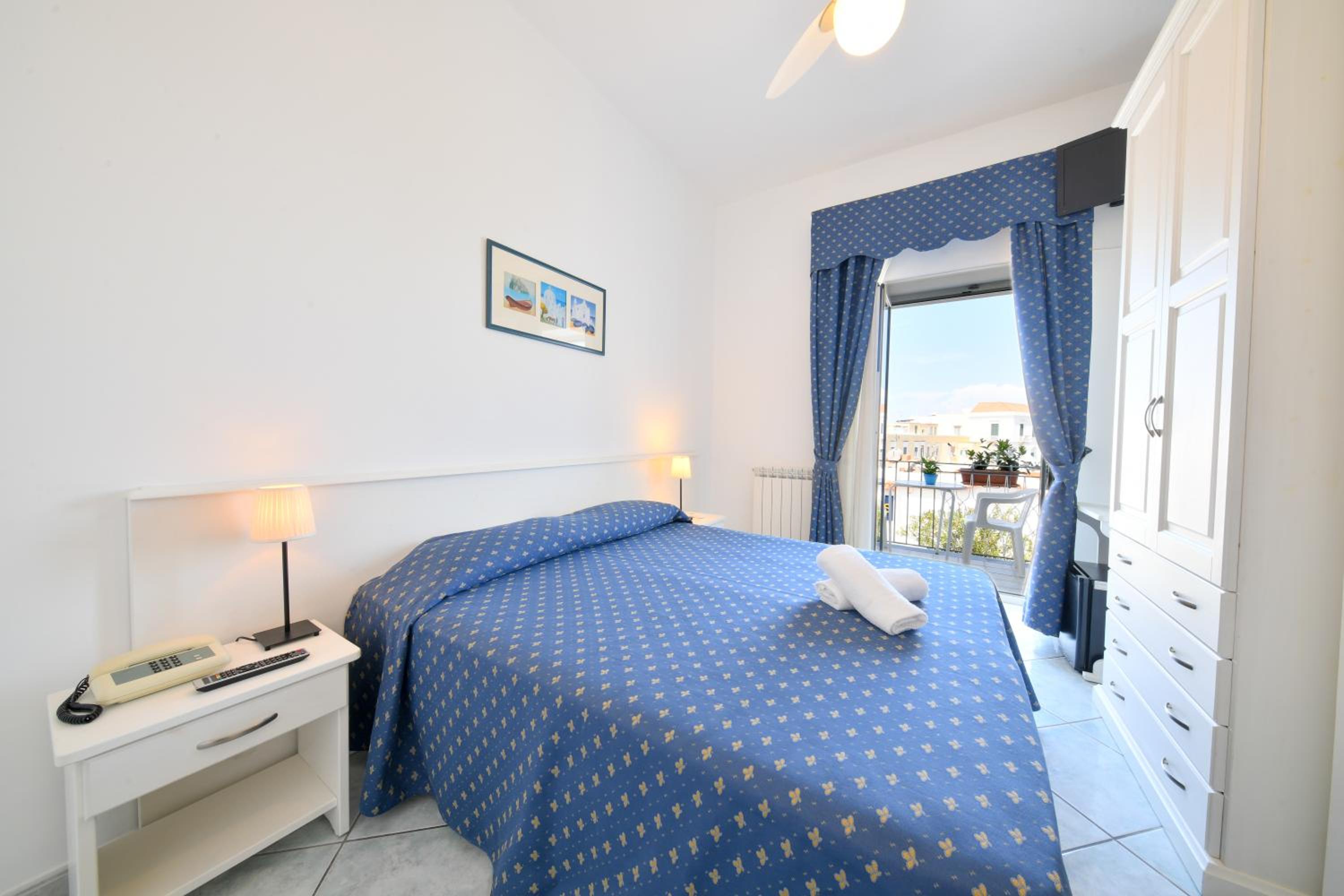 Double Room with Sea View - Photo 3